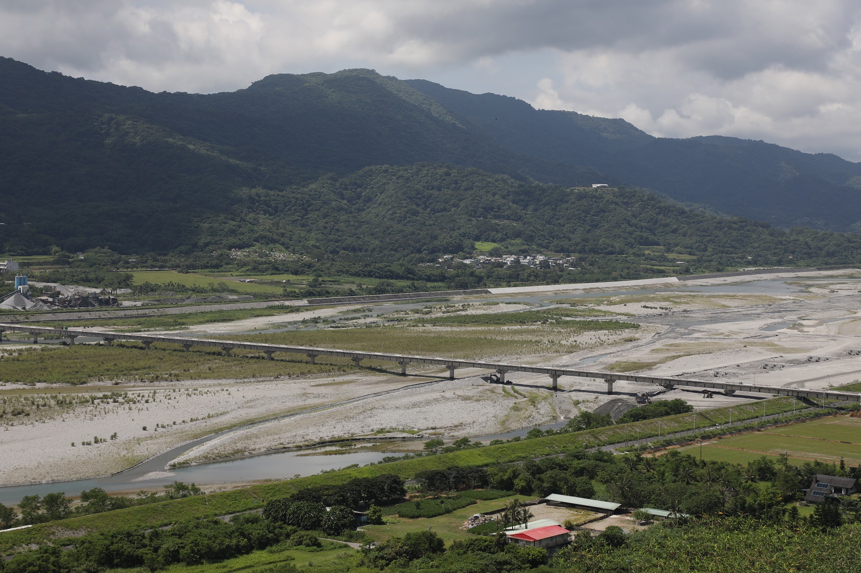 「日光輕航機場」基地就位在花蓮溪出海口附近。