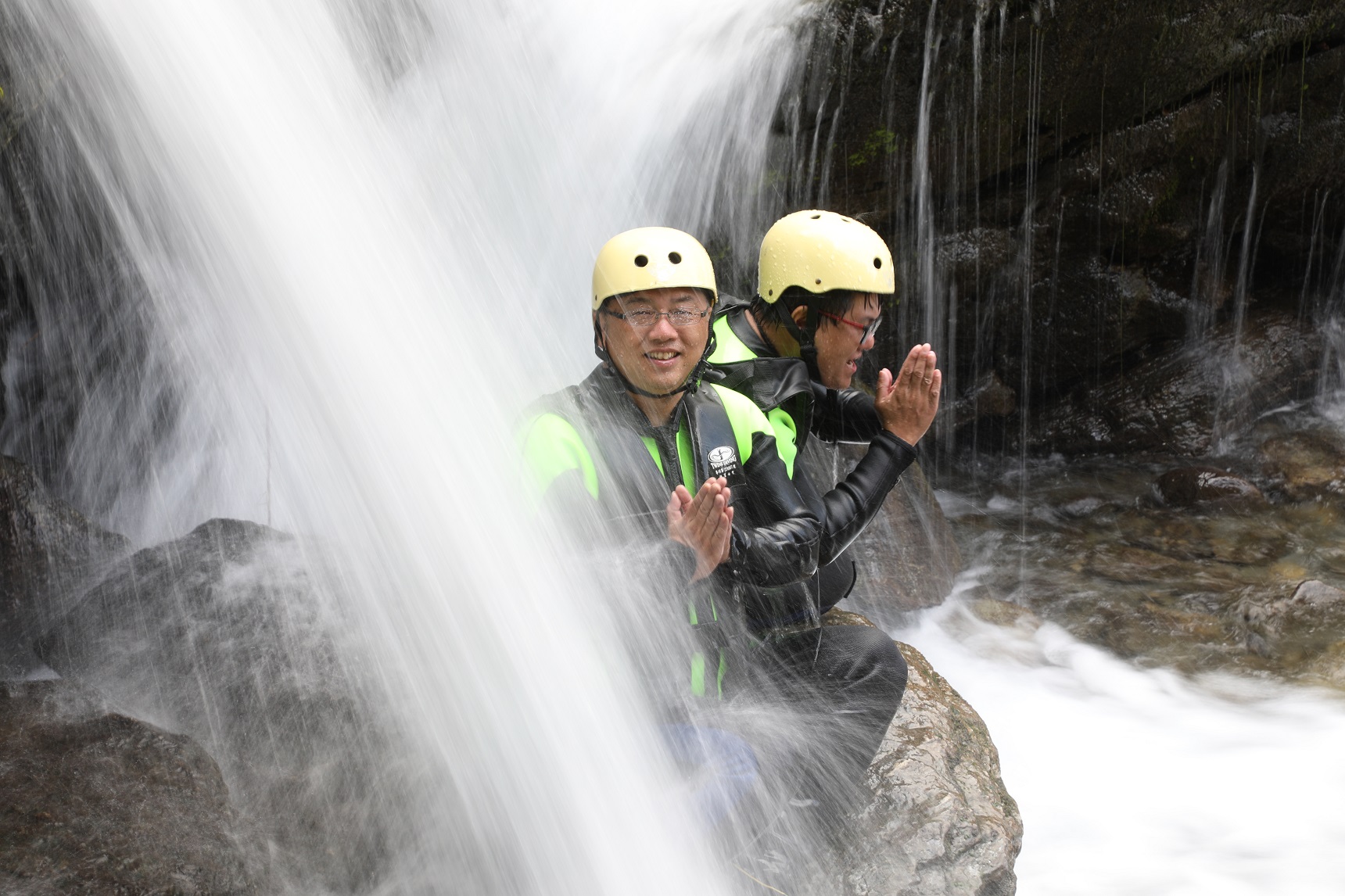 途中經過的天然水簾洞，享受冰涼溪水SPA。