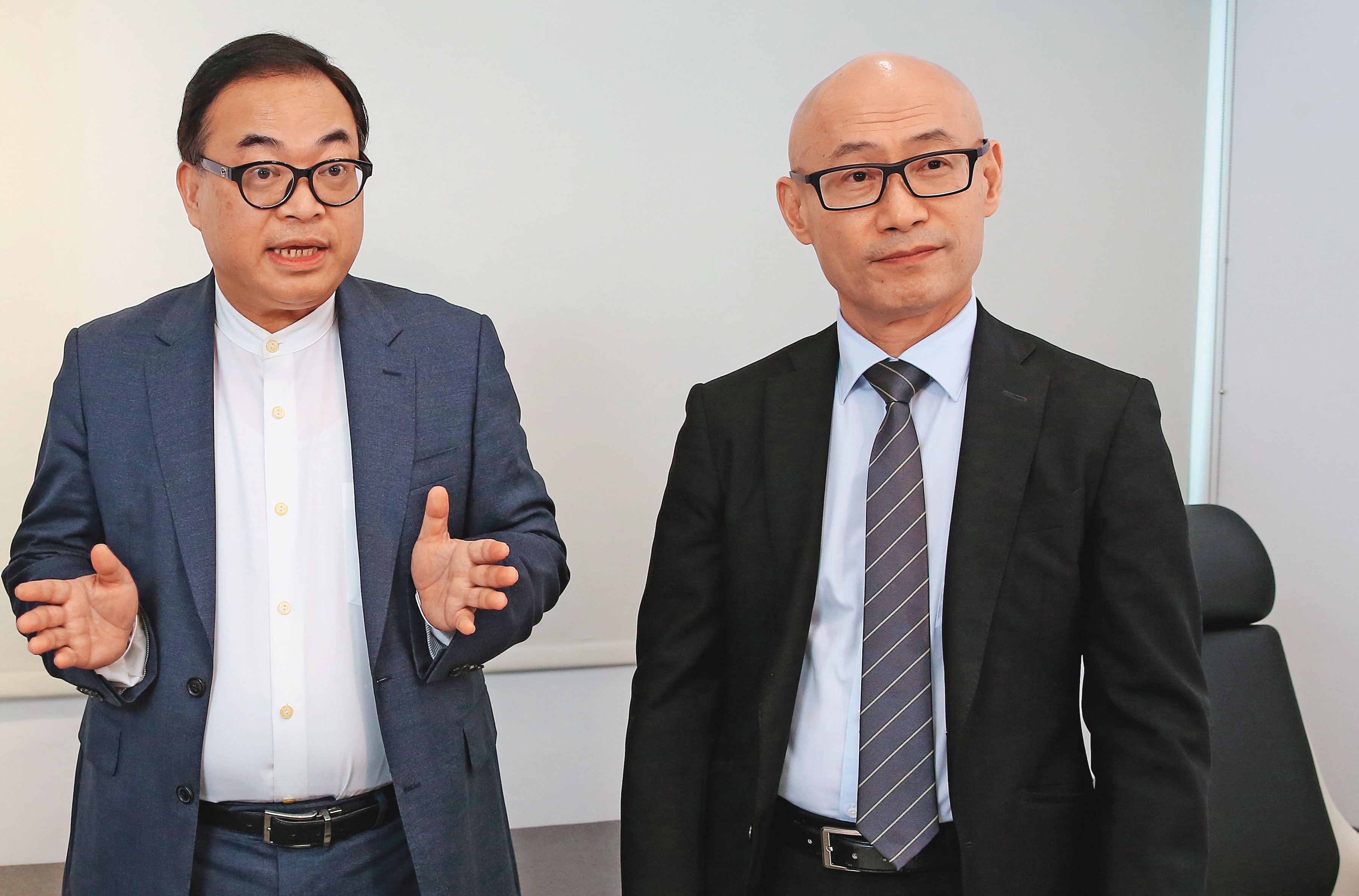 原與顏德新談好共治東林的市場派董事李懷原(右)、戴偉衡(左),不滿顏出爾反爾贏者全拿,決定以臨時股東會解任公司派董事,取得經營權。
