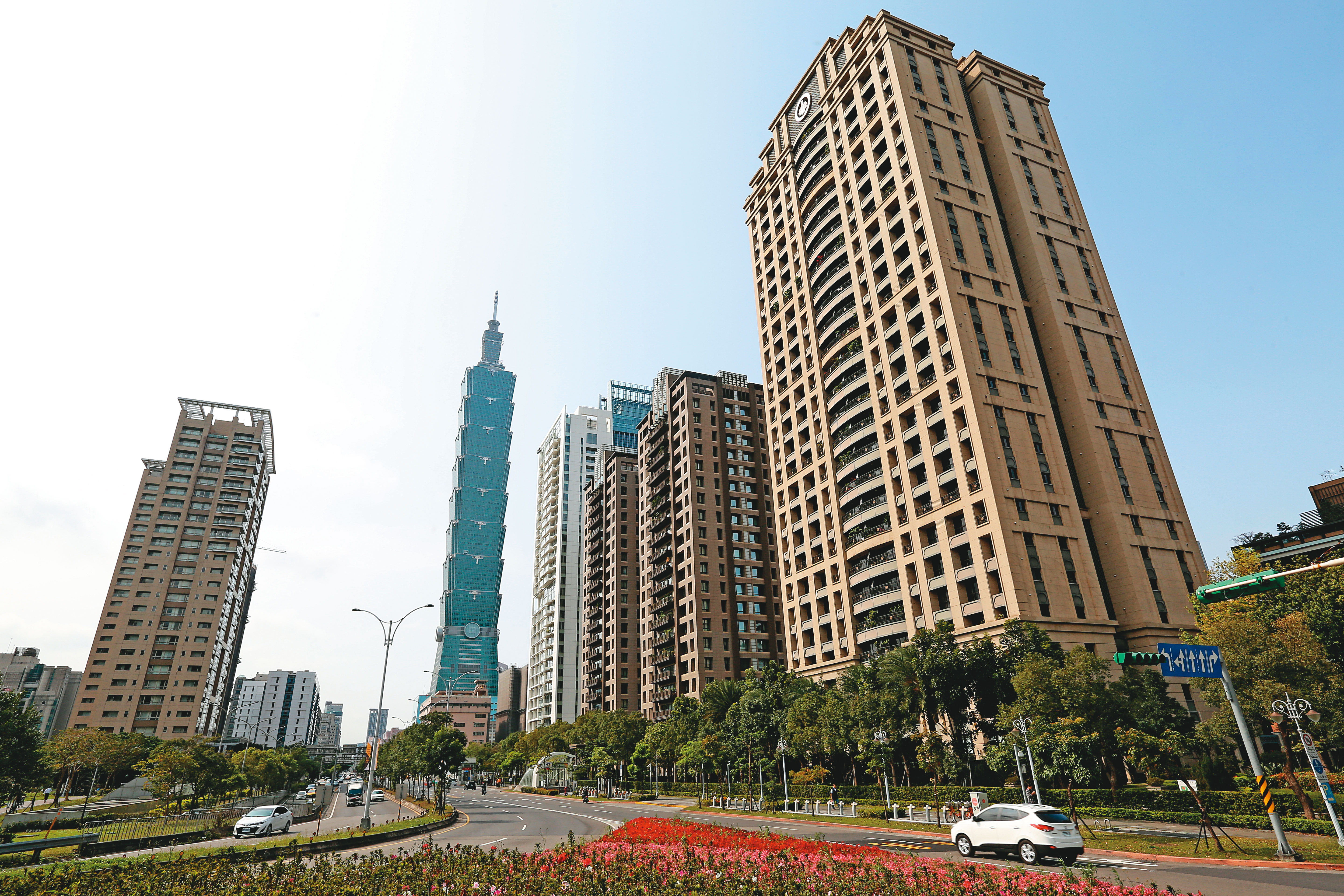 台北市2020年Q2均價：56.7萬元／坪，較去年同期上漲：1.15％，2020上半年成交量：13,456戶。