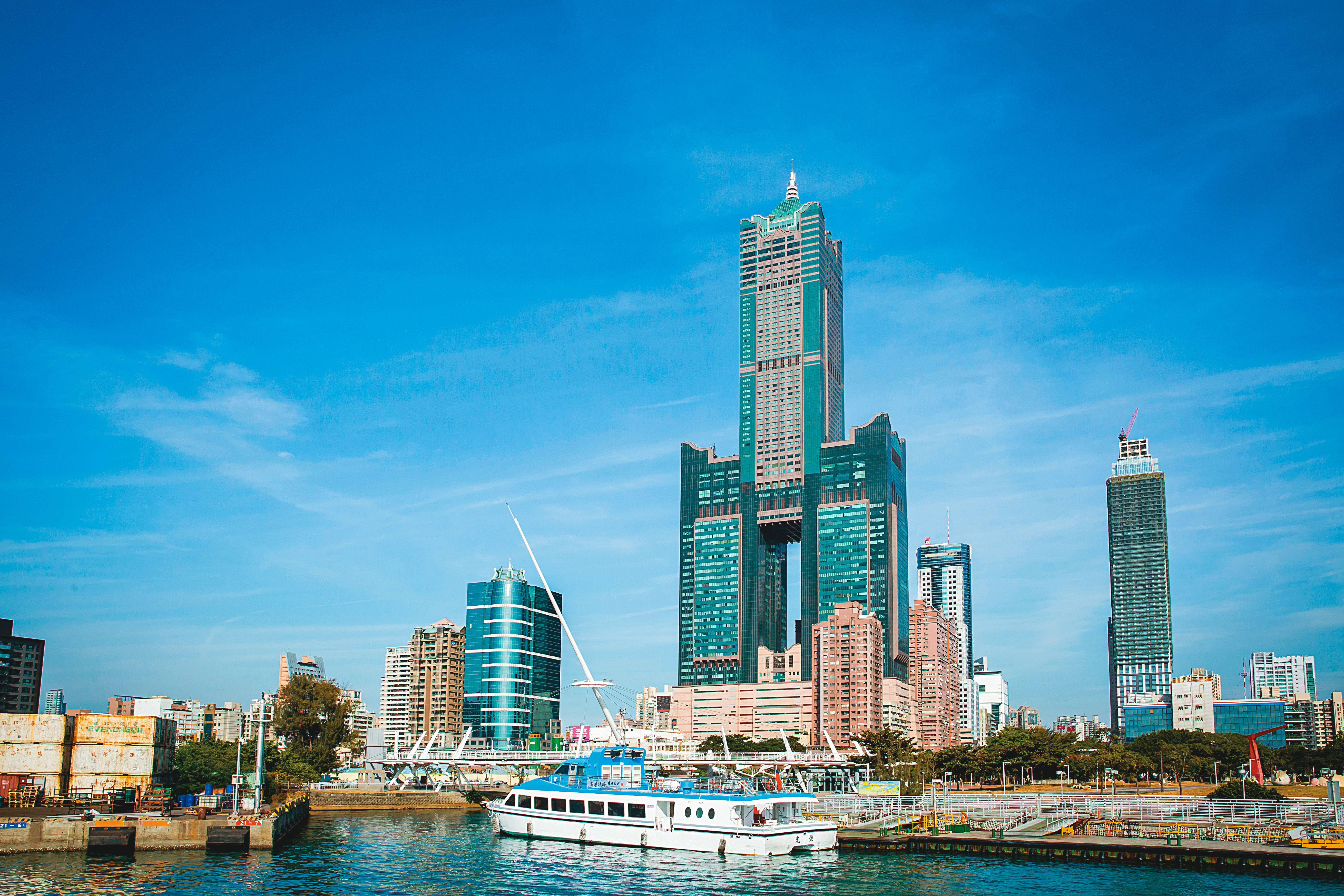 近期不少台商、港人，都選擇將中國大陸的資金移往台灣，造成高雄房市新一波熱潮。