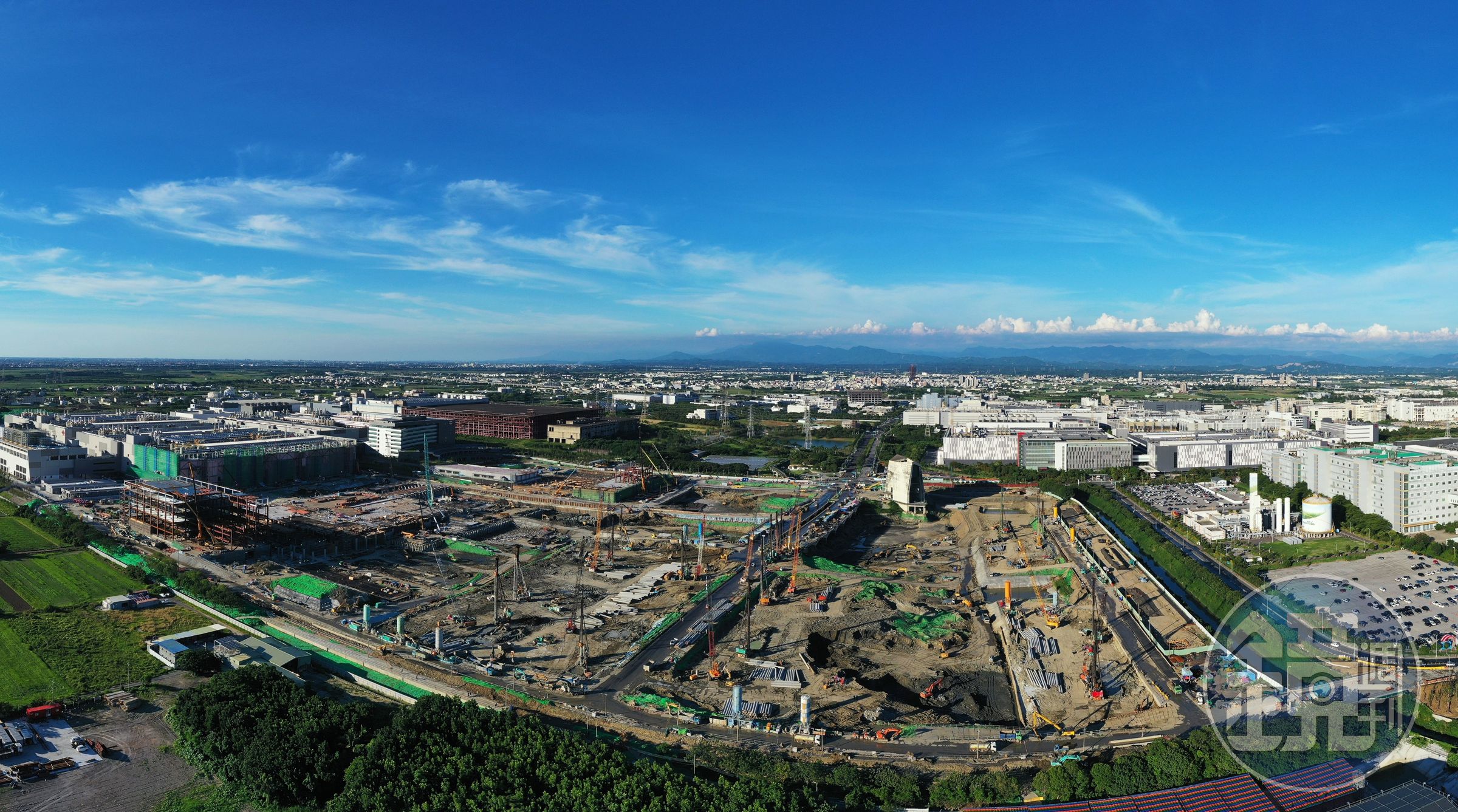 台積電宣示台南躍升全球半導體的重鎮，帶動台南房市一路從園區周遭暢旺至大台南地區，掀起外地建商搶地、外地人搶房的熱潮。