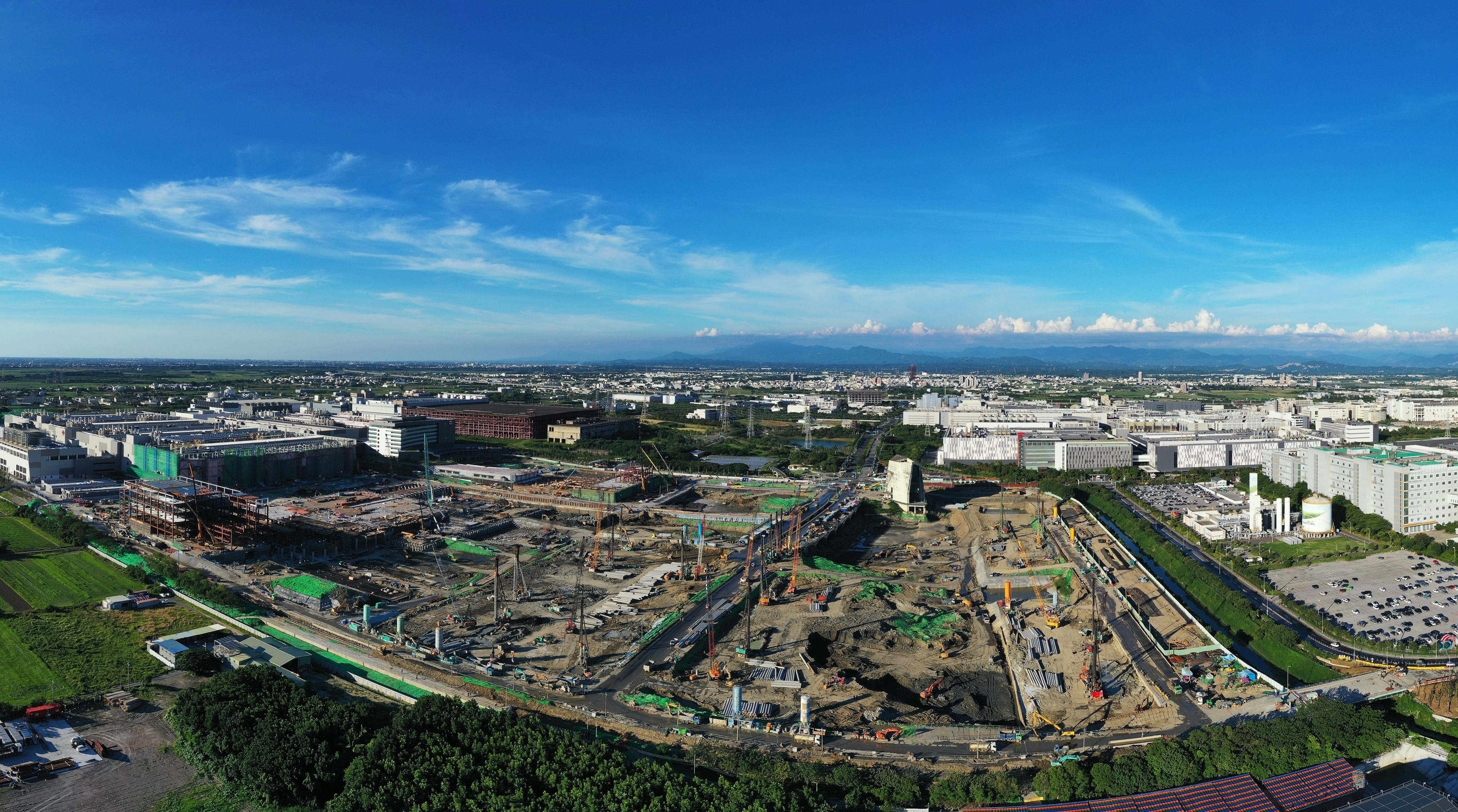 台積電宣示台南躍升全球半導體的重鎮，帶動台南房市一路從園區周遭暢旺至大台南地區，掀起外地建商搶地、外地人搶房的熱潮。