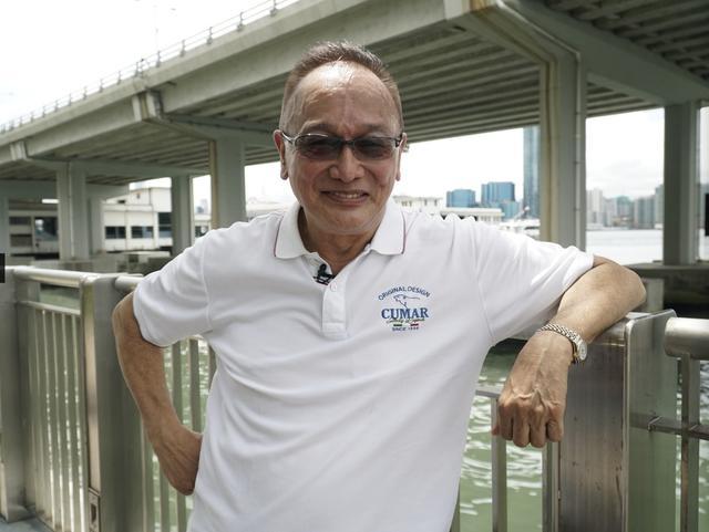 曹查理淡出演藝圈多年,日前接受採訪曝光近照,70歲的他現在頭髮半禿。(翻攝自微博)