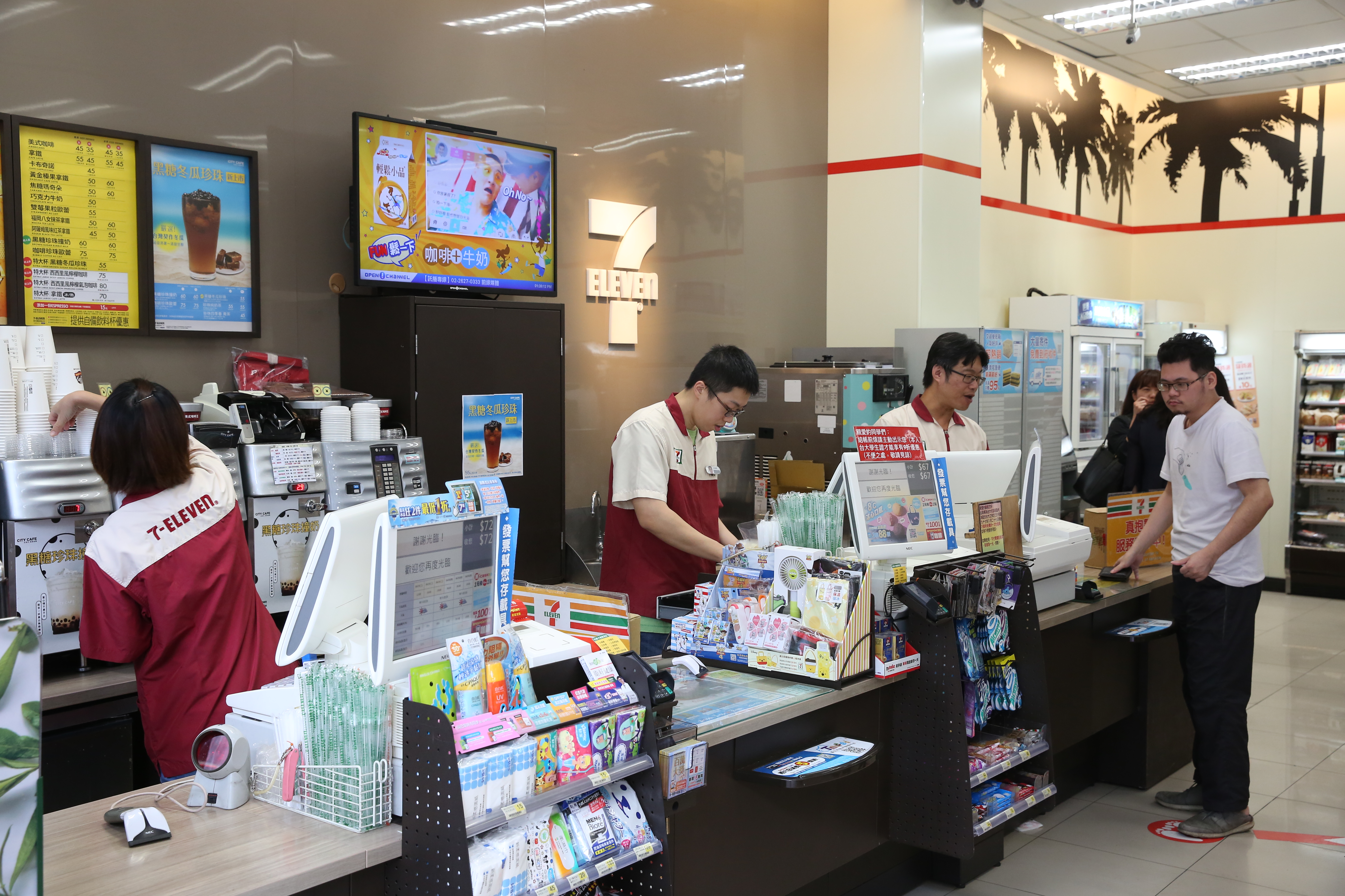 網友分享超商新人上班第一天，就被3個人投訴。示意圖，非當事人。