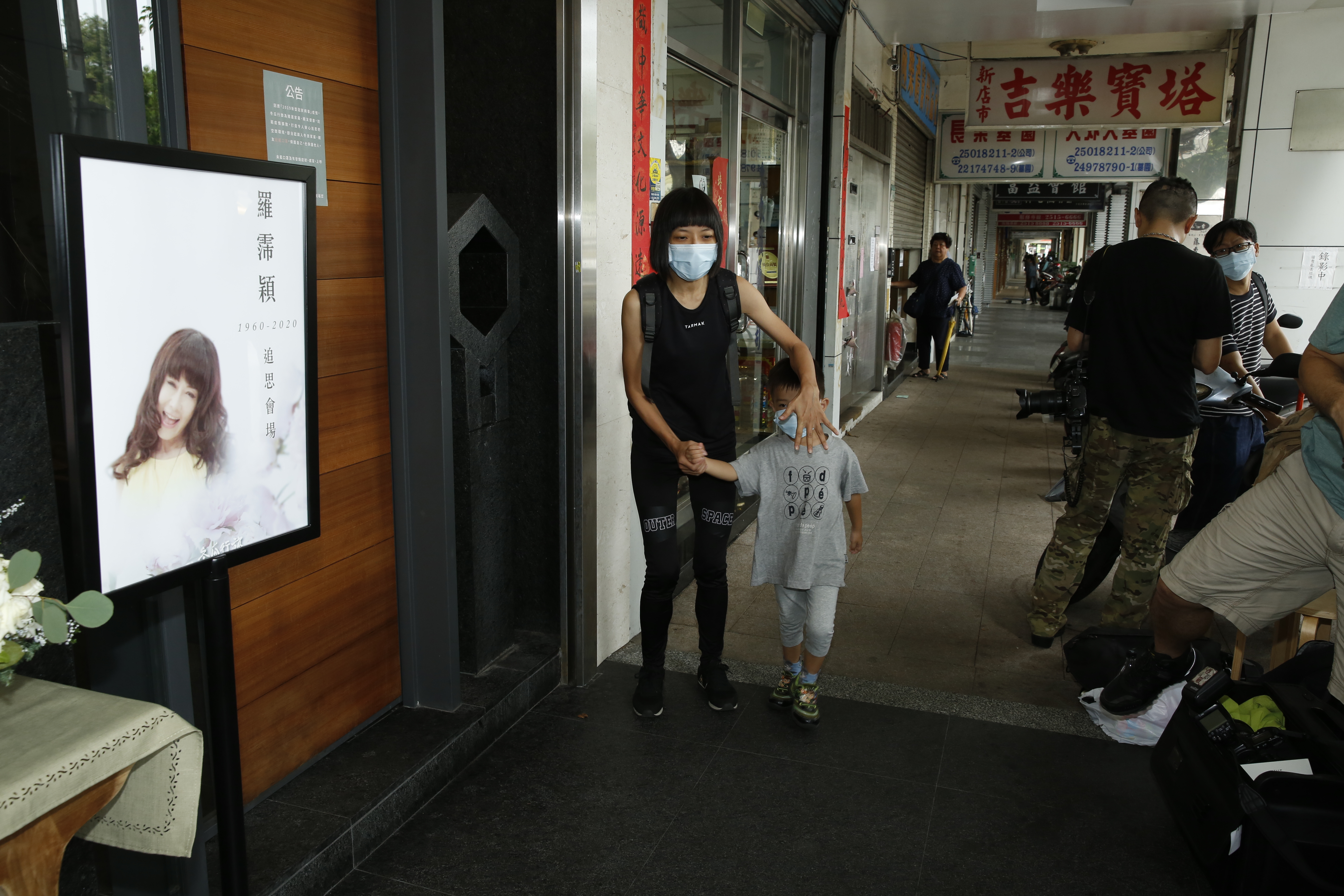 ㄚ子特別帶著兒子到羅霈穎靈堂致意，感謝她對自己的照顧。