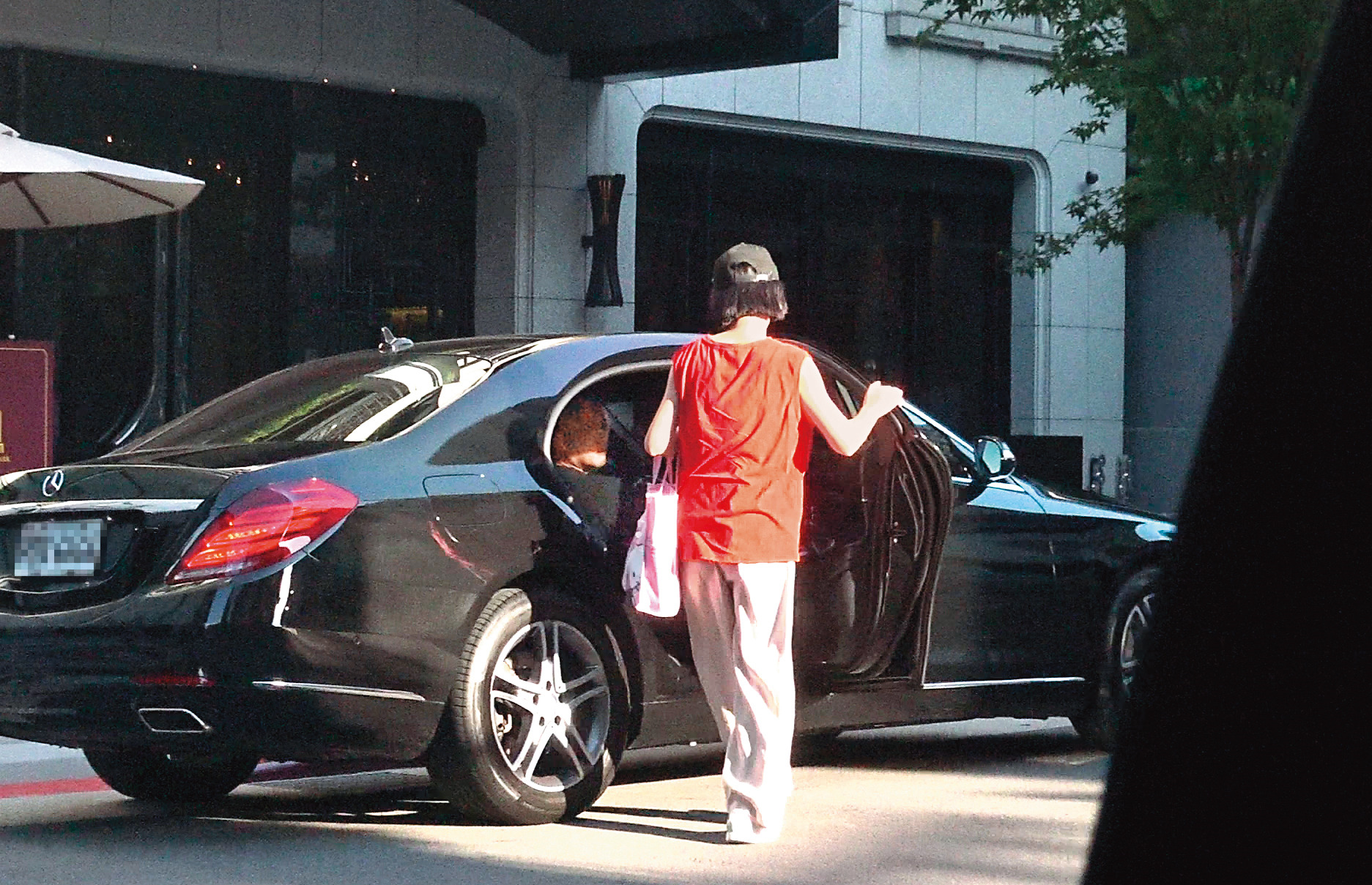 8月6日 17：10，本刊直擊，疑似是前夫謝銘杰開車載著米可白回她的新家，可見2人並未鬧翻。