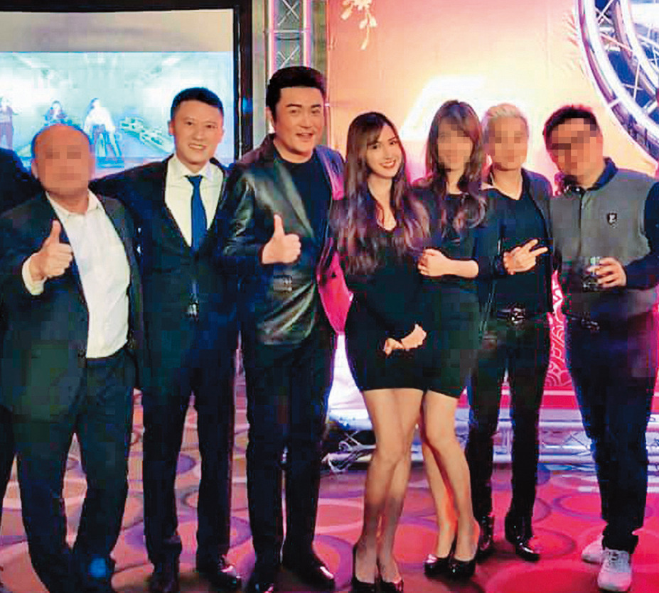 謝銘杰（左二）身為「尾牙大王」，身邊不乏女色，傳米可白對此很不放心，另外有流言指他的異性緣相當豐沛。左三、左四為李㼈與翁滋蔓。（翻攝自謝銘杰臉書）