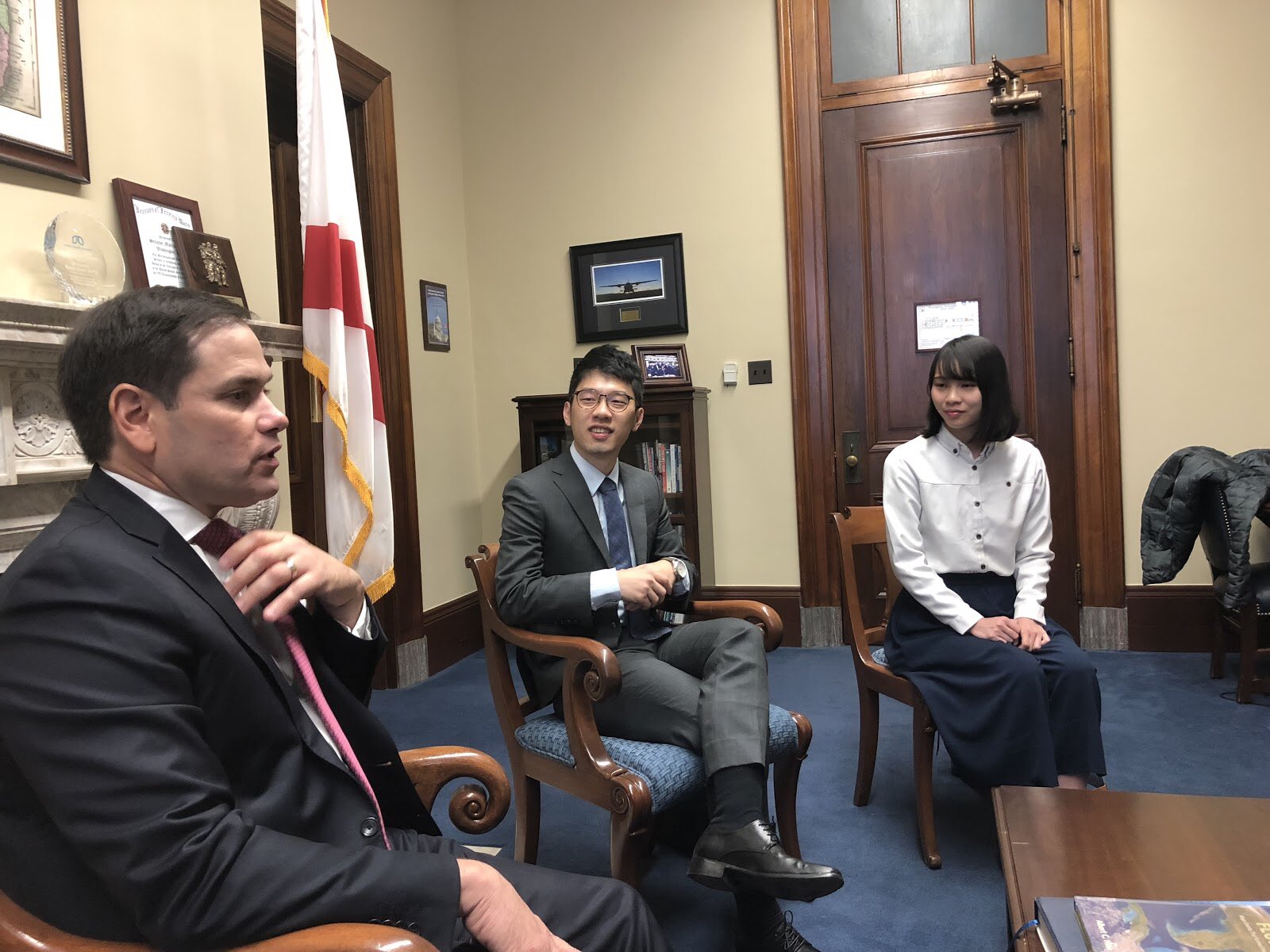 遭中國點名為涉港惡劣人士的美國議員盧比歐，昨在推特貼出和香港民主派青年的合照。（翻攝自@marcorubio 推特）