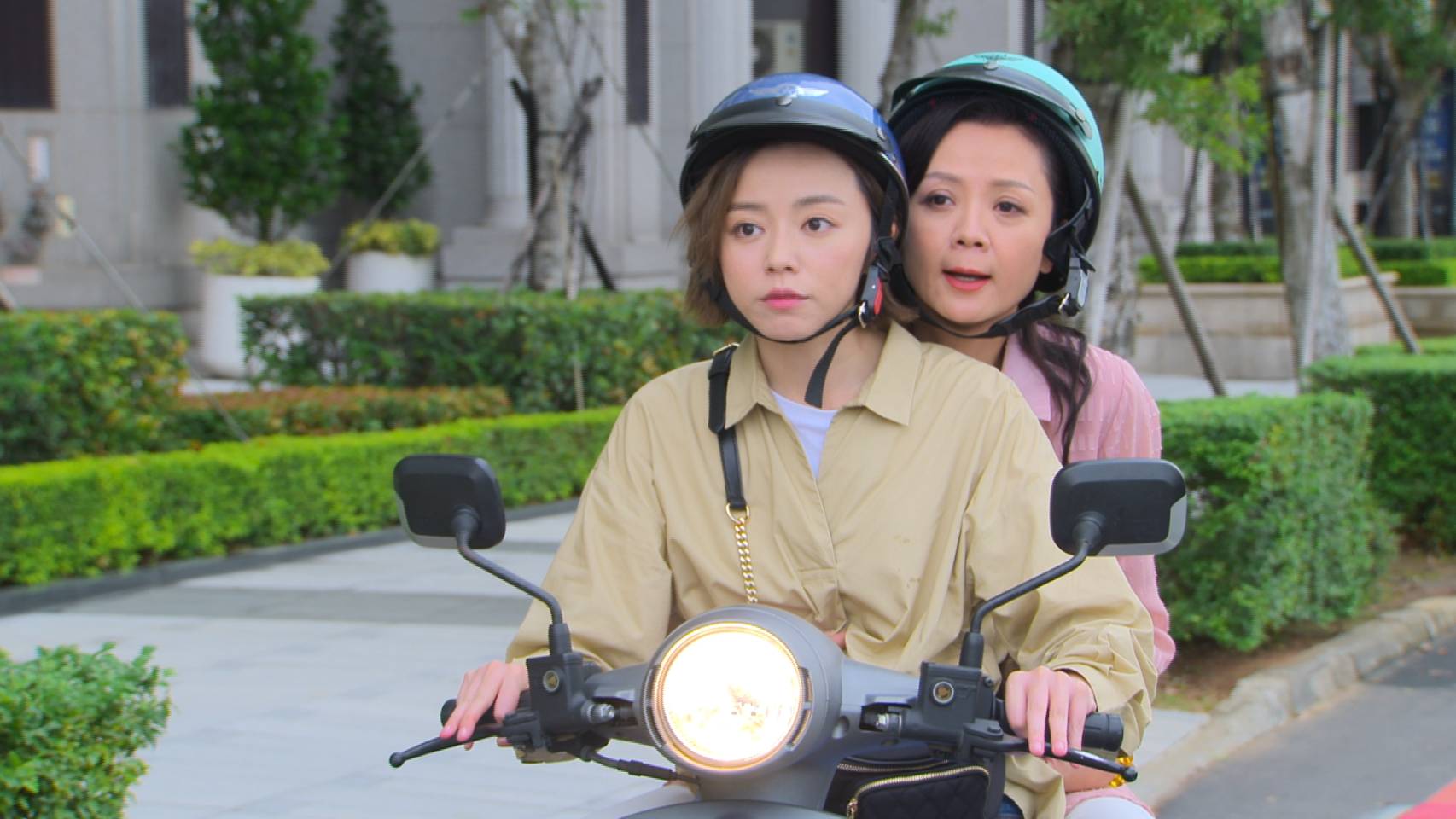 王瞳騎機車載著高欣欣。（民視提供）