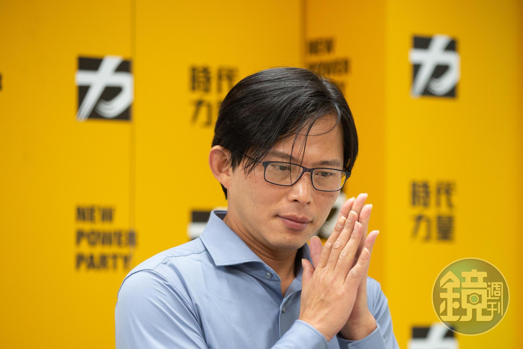 對於是否參選時力黨主席，黃國昌表示將在第二線支持年輕人。