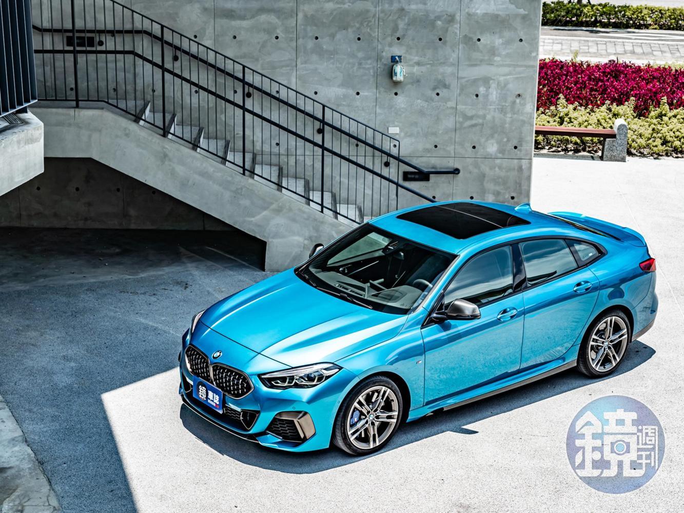 相較於1-Series較為年輕的掀背車規格,轎跑設定的2-Series Gran Coupé無論是在外型或是實用性上又更成熟了些,BMW想要藉由她吸引青年族群的意圖可說是十分明顯。