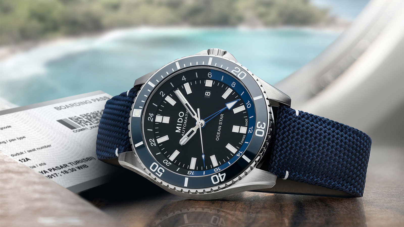 錶徑44mm、不鏽鋼材質、時間及日期指示、第二地時間指示、Caliber 80自動上鏈機芯、防水200米、建議售價NT$ 37,300
