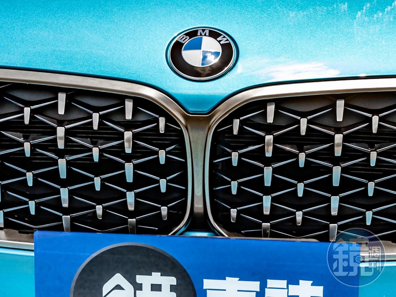 源自賽車概念的3D立體網狀造型雙腎水箱護罩,外框為M款專屬柿銀色。