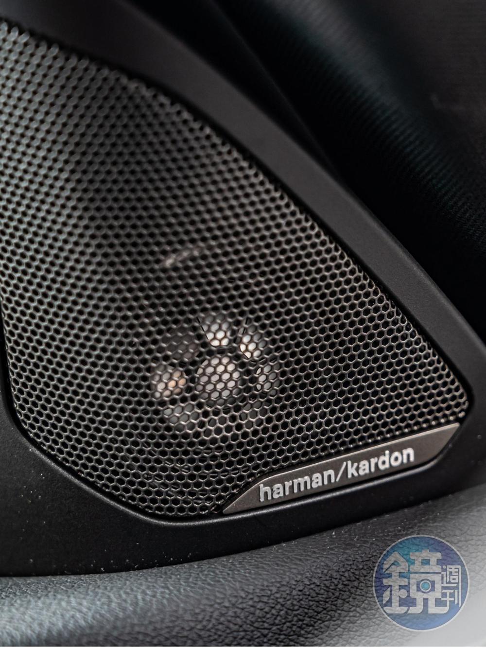 標配harman/kardon 高傳真音響系統。