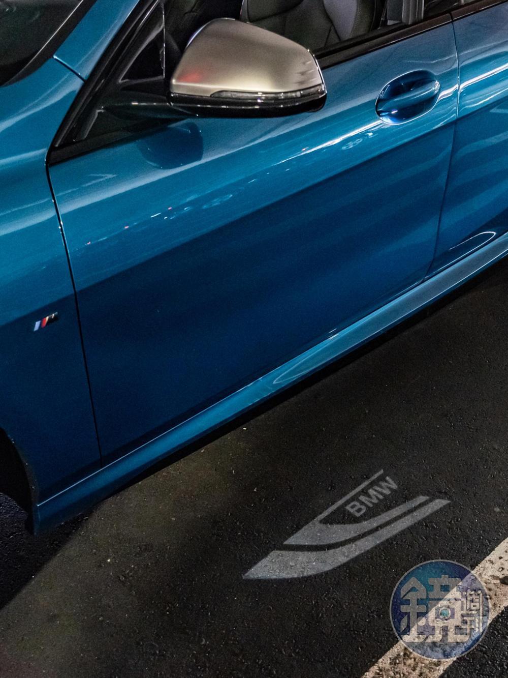當車主靠近車輛來到3公尺時,會自動啟動駕駛座BMW字樣迎賓投射燈與環艙氣氛燈迎接。