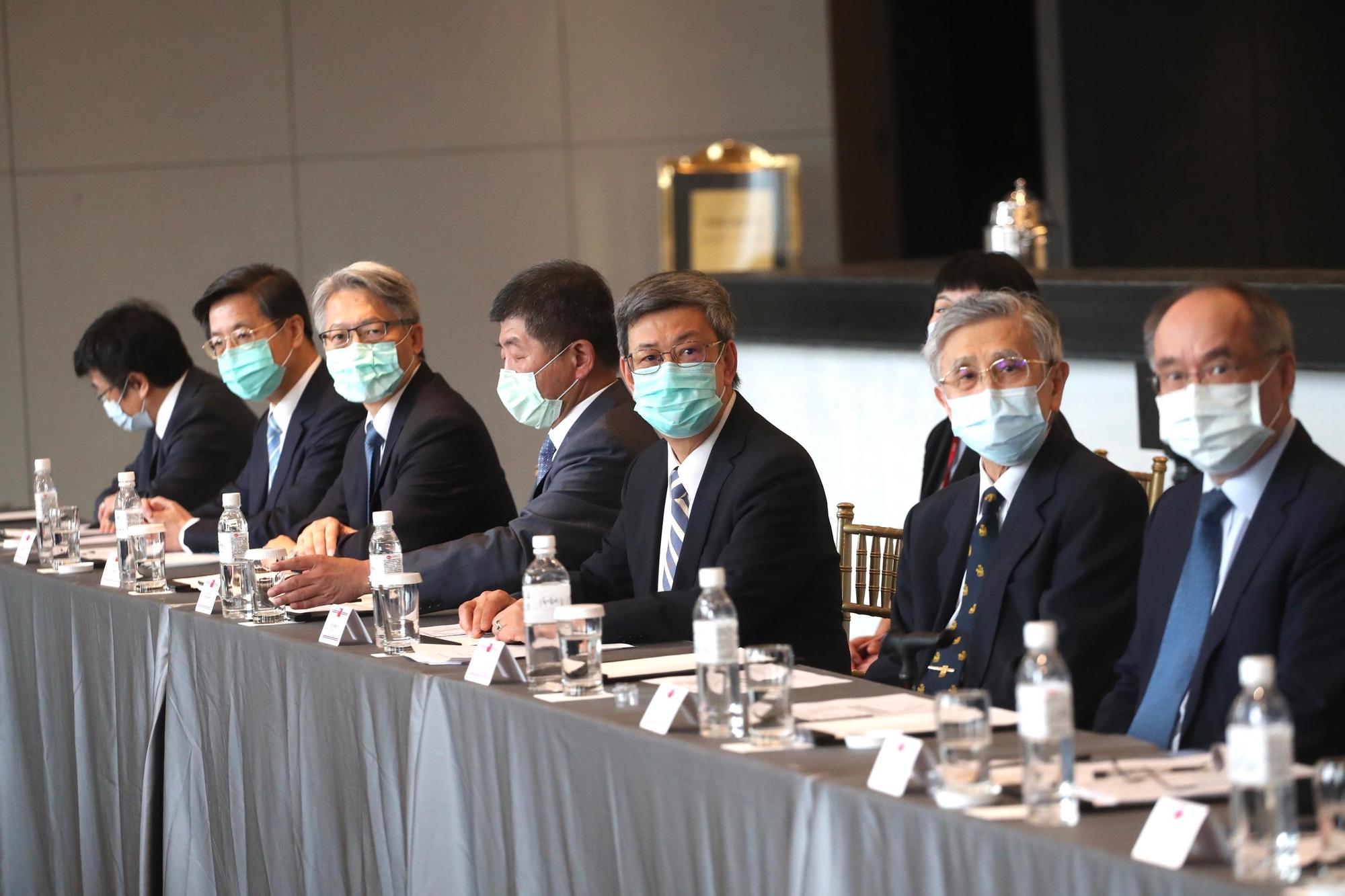 阿札爾上午與吳釗燮舉行雙部長媒體見面會,陳建仁、陳時中、莊人祥、張上淳等人皆有出席。(中央社提供)