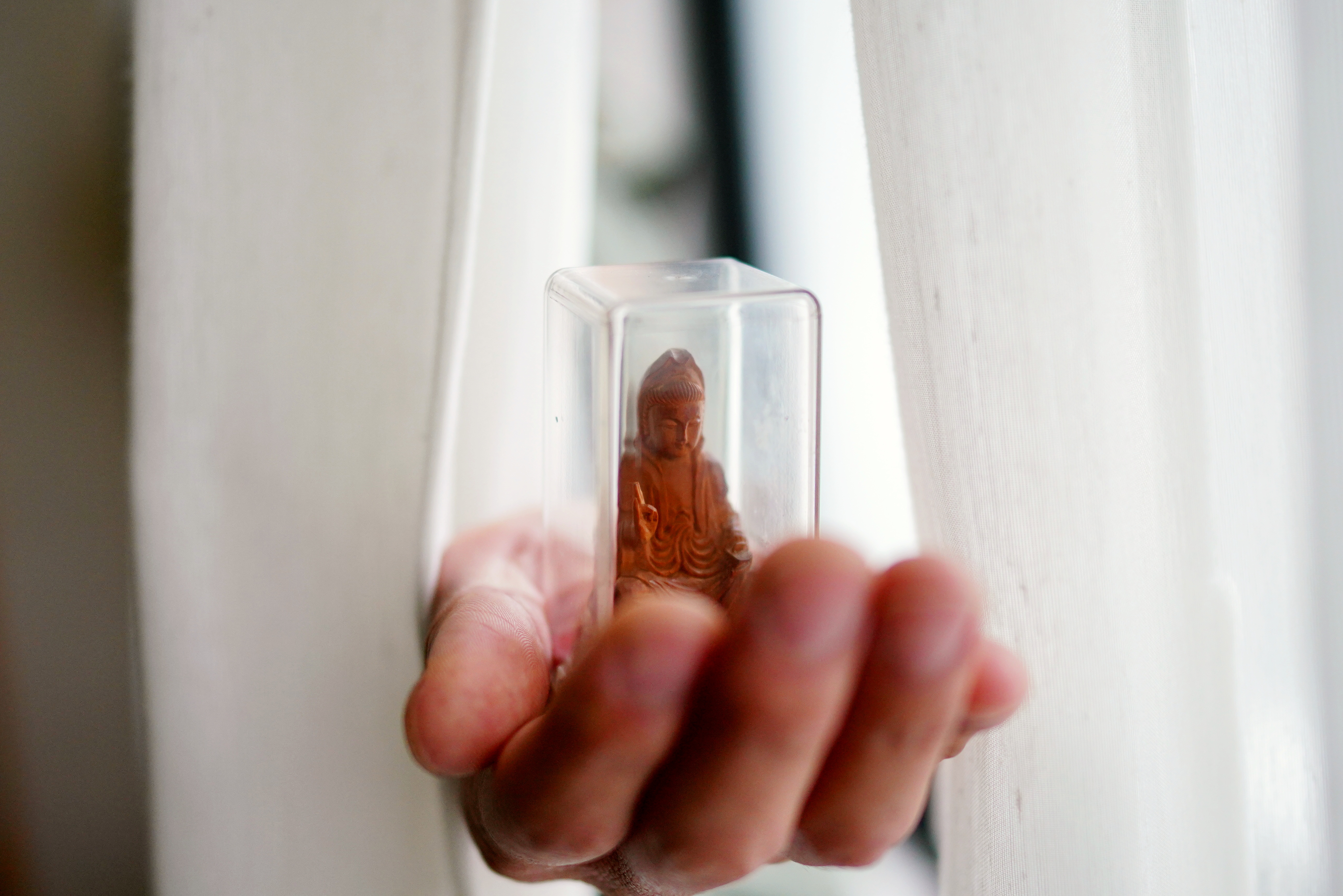 華興信徒隨身佩掛的小神明，外頭通常會有個透明塑膠殼，以便保護。