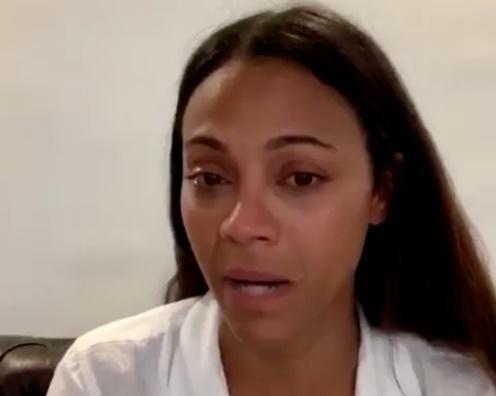 柔伊莎達娜在Instagram直播中哭著道歉,當年不該接演妮娜西蒙的傳記電影。(翻攝自BESE官方Instagram)