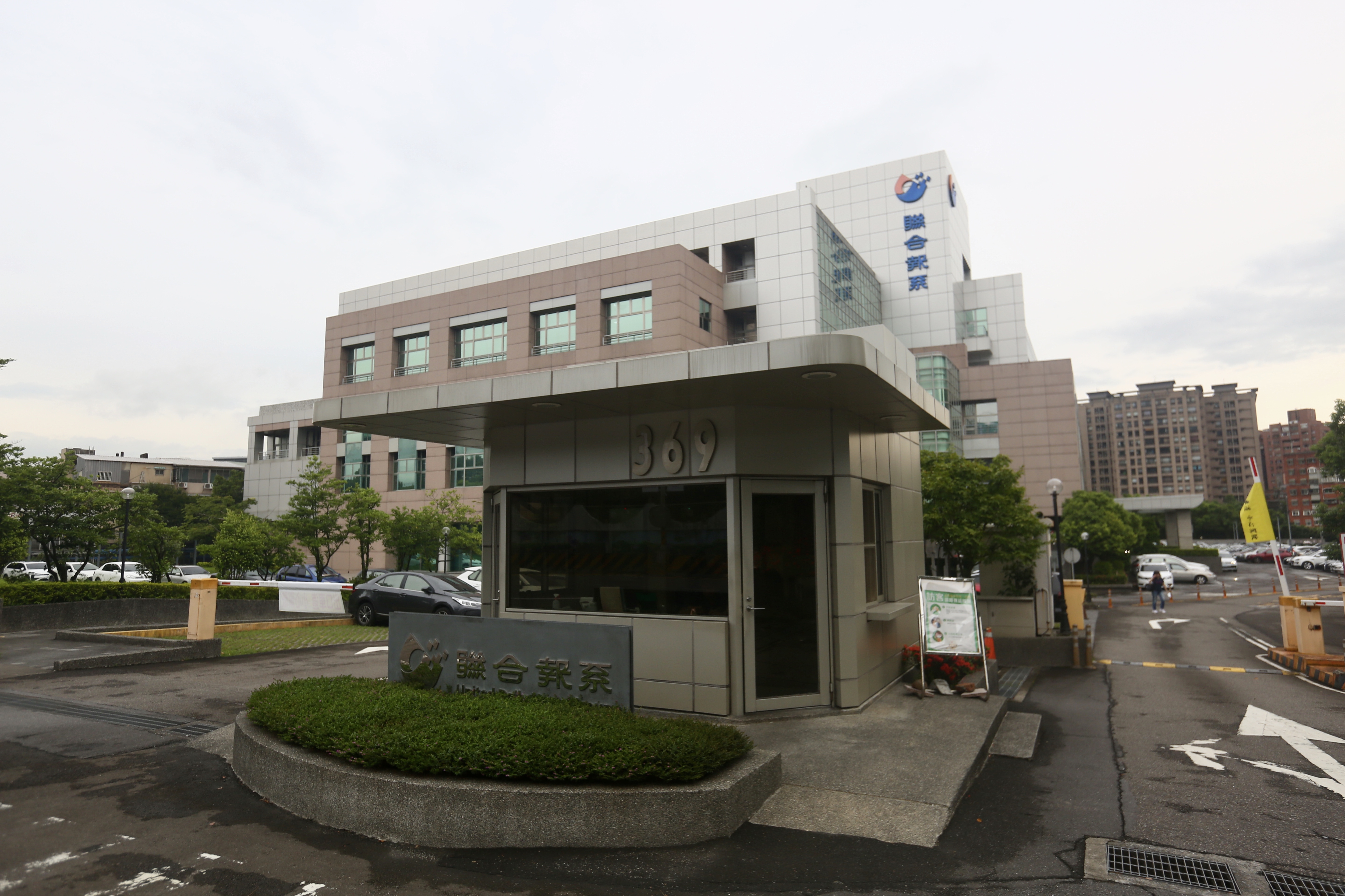 立委王定宇指控,《聯合報》集團各公司在政府公開招標案「廣泛參與」,但卻另一手批判獨厚親綠廠商、評委的做法。