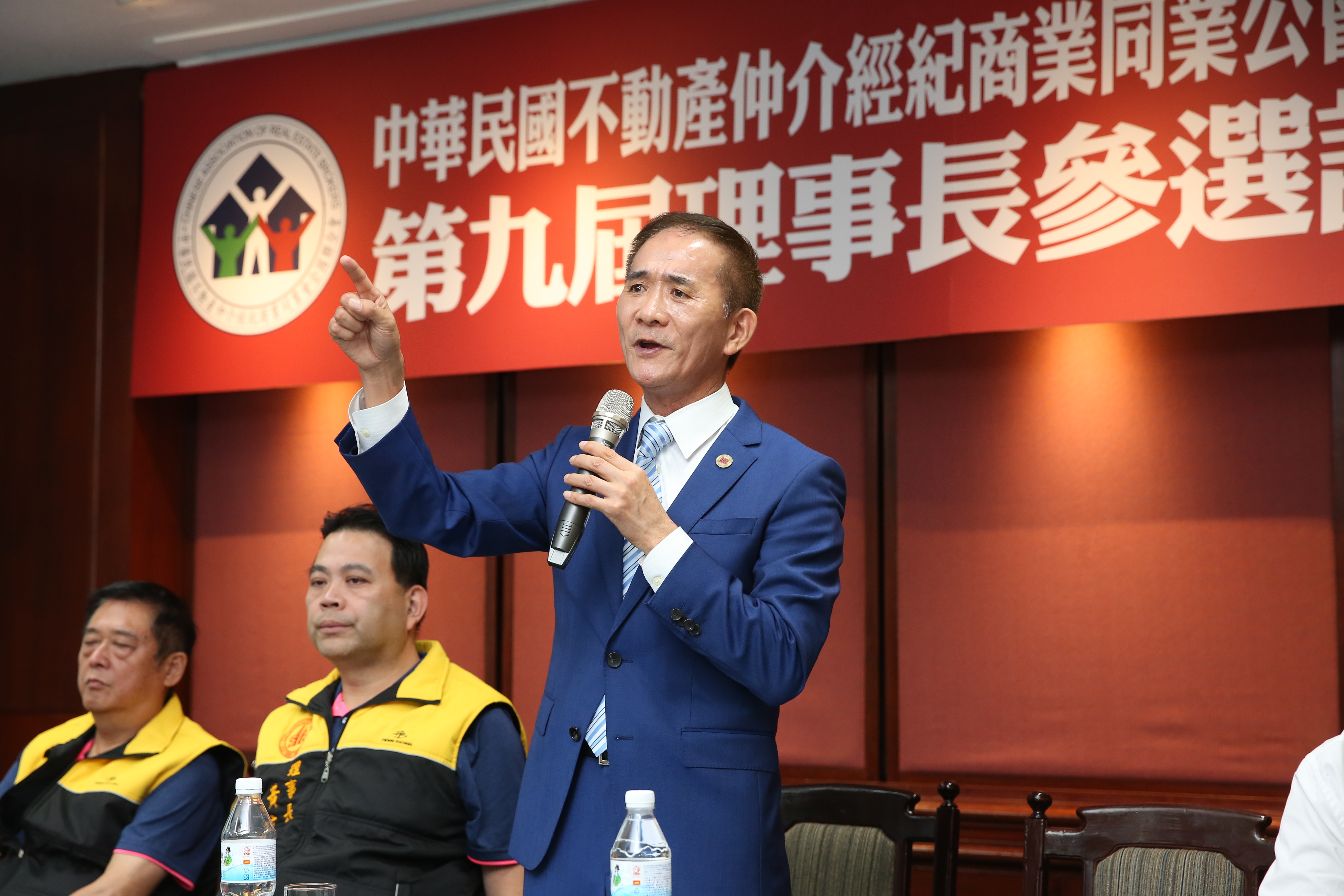 美商ERA易而安不動產董事執行長黃鵬䛥8月11日宣布加入中華民國不動產仲介公會全聯會第九屆理事長選舉，為原本只有一人參選的選舉帶來煙硝味。