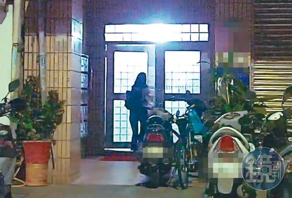 7月26日1:19,吳怡農前腳剛回住處,相隔5分鐘,王姓小農女(圖)便出現在他的住處,輕鬆推開大門上樓夜宿。