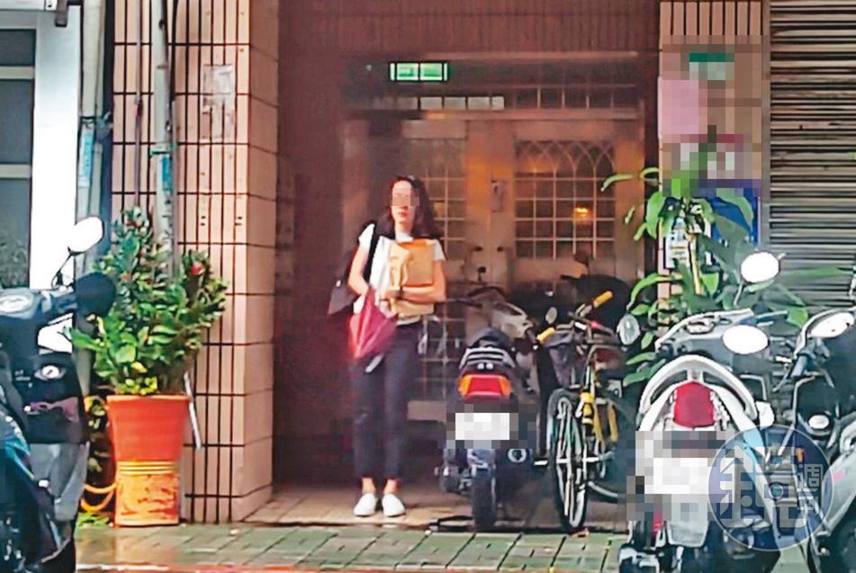 7月26日15:47,小農女(圖)在吳怡農住處待了14小時後獨自離開,此時她戴起眼鏡,身上的穿著與凌晨進入時一模一樣。