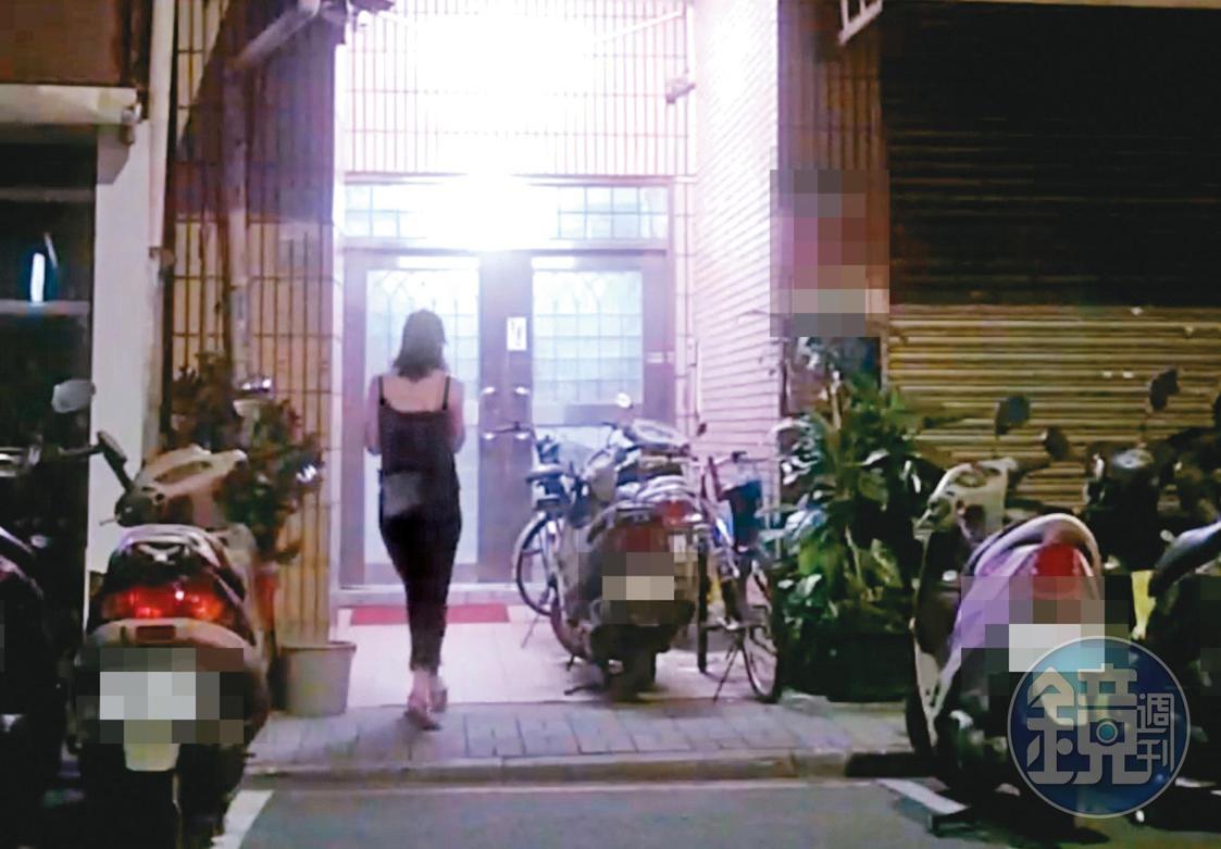 8月2日04:47,小農女在週日清晨近5點,2度赴吳怡農住處夜宿。