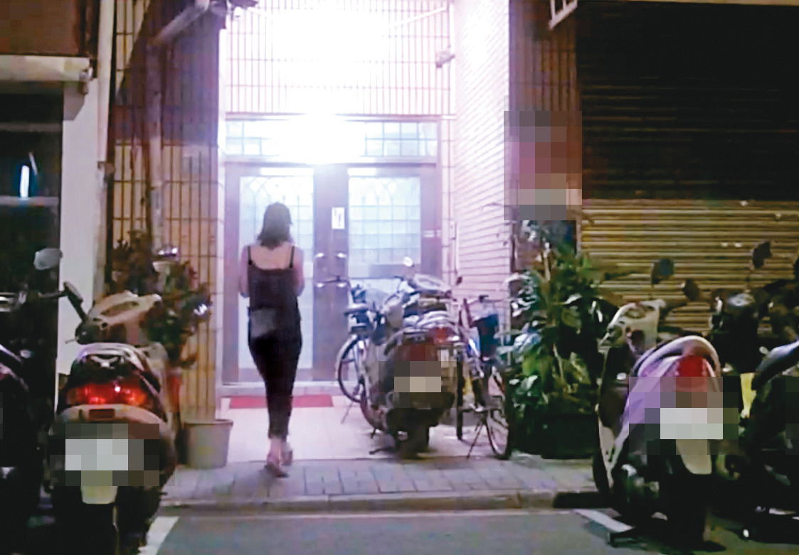 8月2日04:47,小農女在週日清晨近5點,2度赴吳怡農住處夜宿。