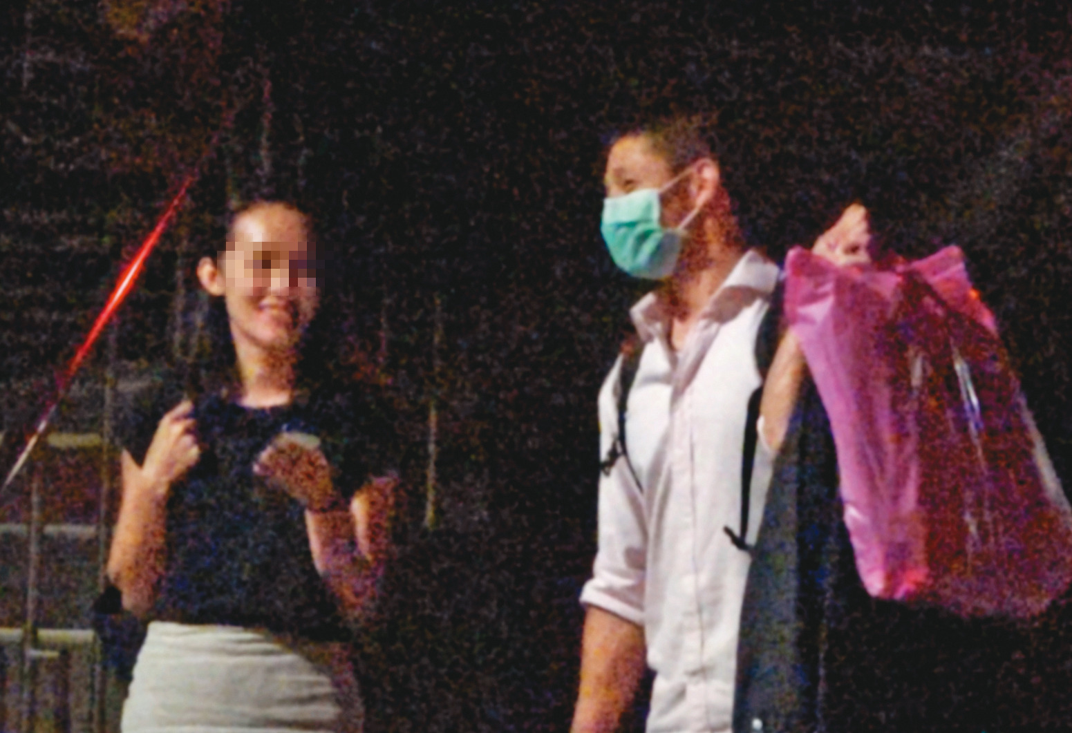 8月7日1:11，吳怡農（右）與小農女（左）常在北市松山區的壯闊台灣協會辦公室一起待到深夜，才一起有說有笑離開，吳還低調戴起口罩。