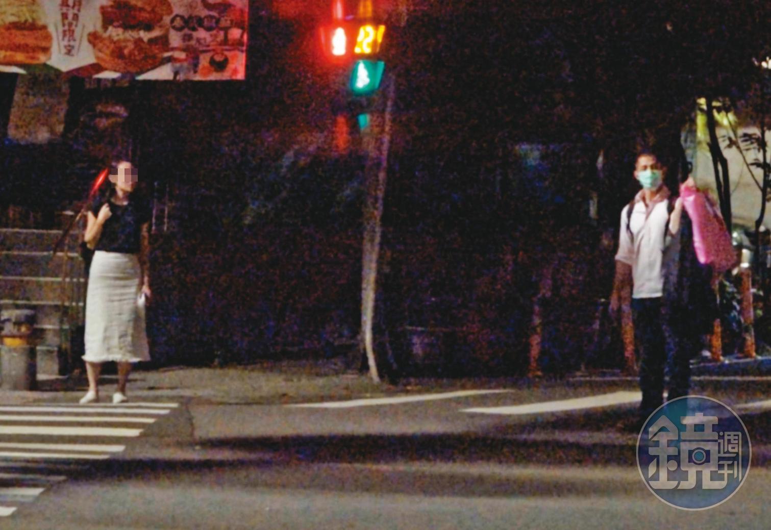 8月7日01:12,吳怡農(右)與小農女(左)互動低調謹慎,在馬路上還刻意保持「社交距離」。