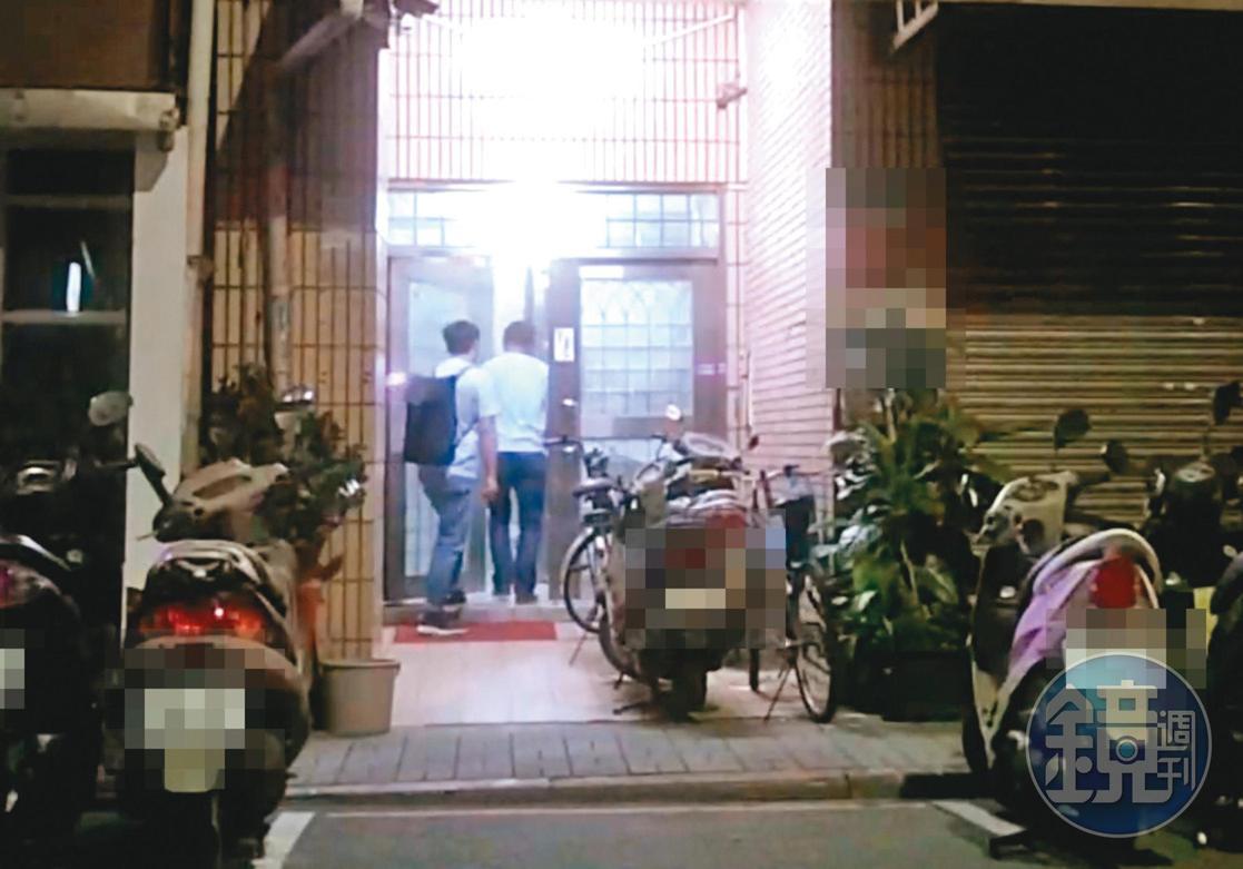 08/02 02:43 赴高雄參加完蔡英文總統的社群之夜替陳其邁造勢後,吳怡農(右)與曹姓幕僚(左)回台北住處。
