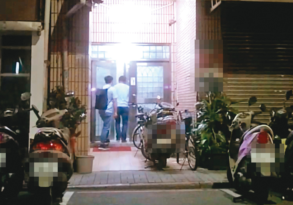 08/02 02:43 赴高雄參加完蔡英文總統的社群之夜替陳其邁造勢後,吳怡農(右)與曹姓幕僚(左)回台北住處。