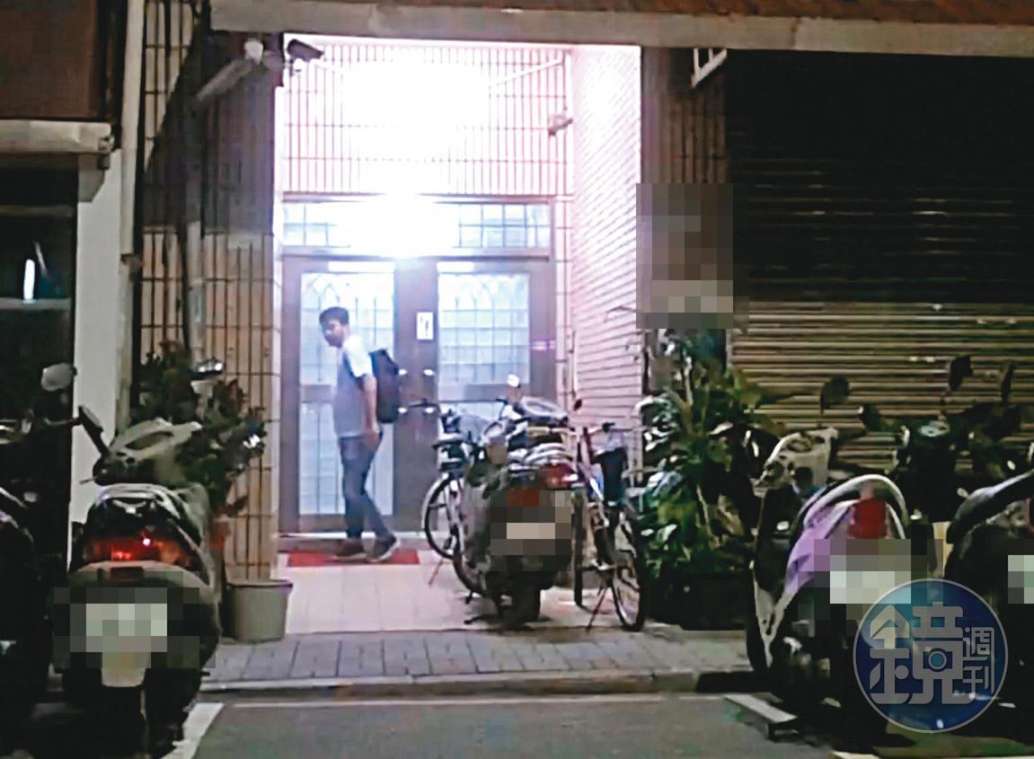 08/02 03:01 在吳怡農住處小待片刻後,深夜3點曹姓幕僚(圖)便離開。