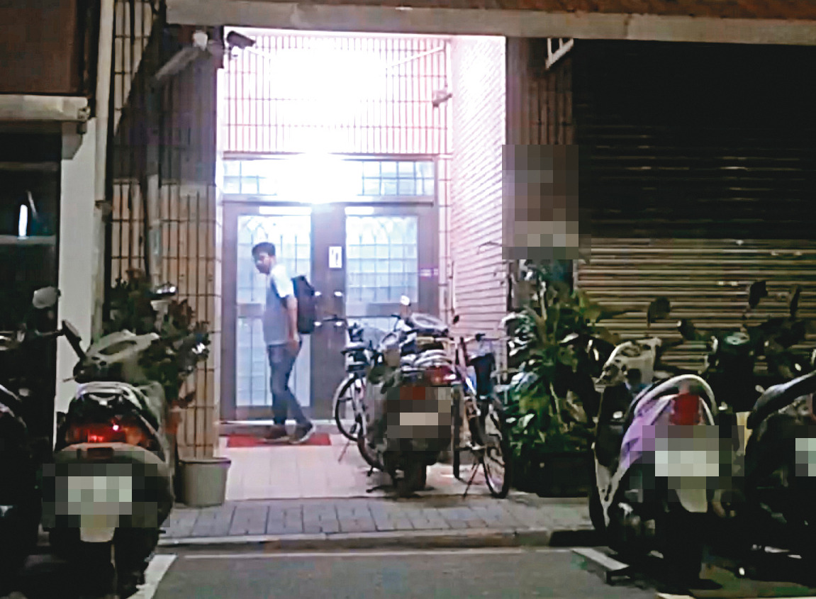 08/02 03:01 在吳怡農住處小待片刻後,深夜3點曹姓幕僚(圖)便離開。