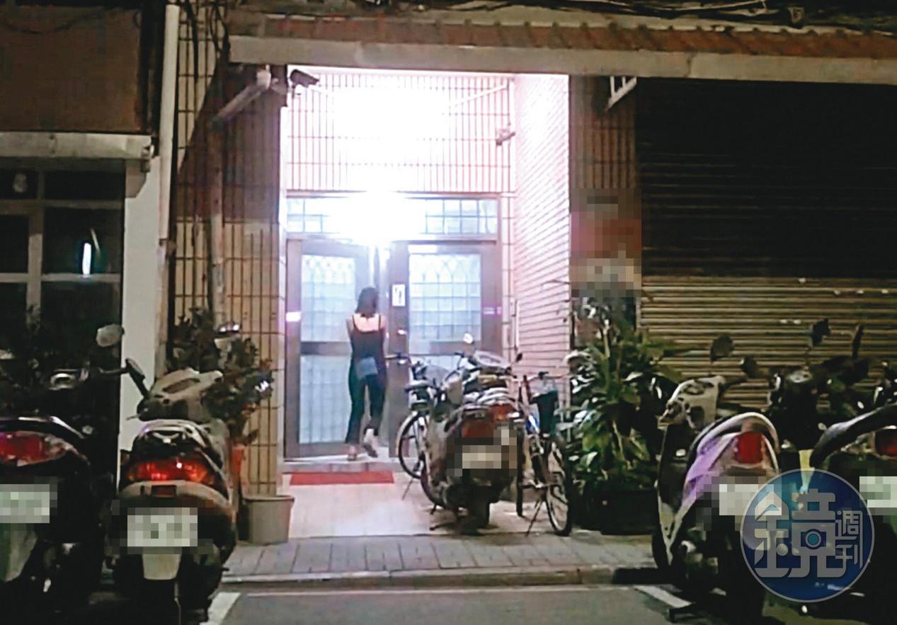 8月2日04:47,凌晨近5點,小農女(圖)邊走邊講電話,2度現身吳怡農住處樓下,等人開門後便上樓。