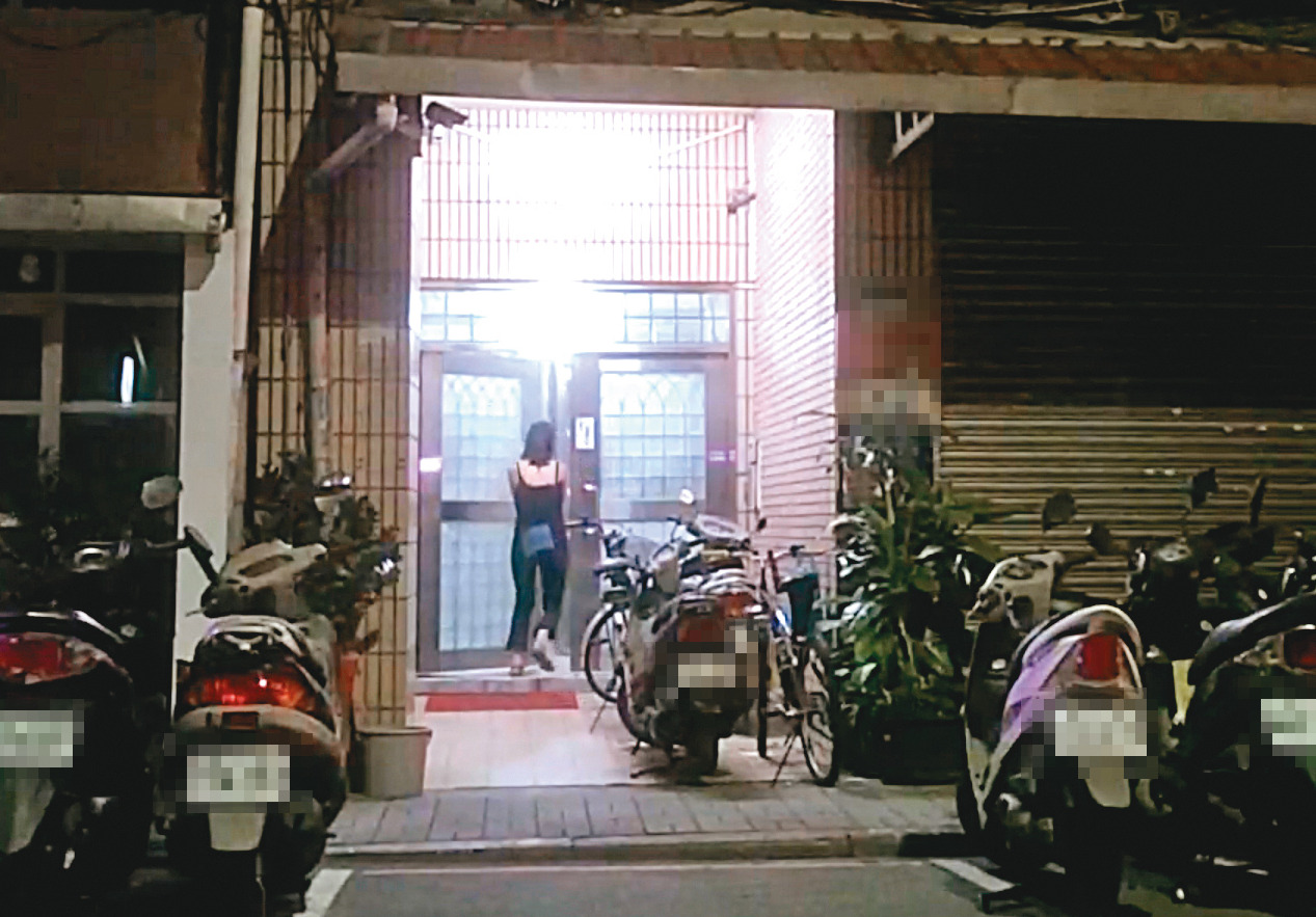 8月2日04:47，凌晨近5點，小農女（圖）邊走邊講電話，2度現身吳怡農住處樓下，等人開門後便上樓。