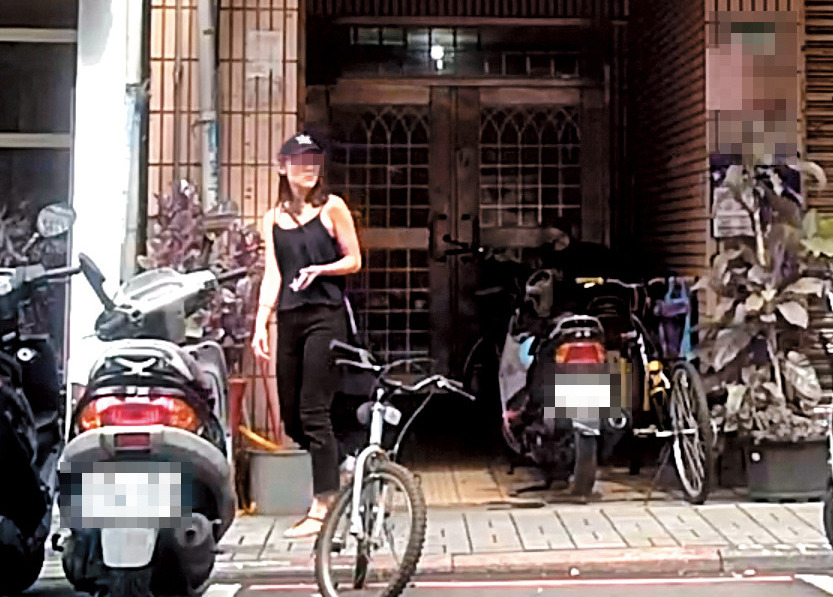 8月2日14:46，小農女（圖）在吳怡農住處待了10小時，離開時穿著深色細肩帶小可愛、頭戴鴨舌帽，與進入時相同。