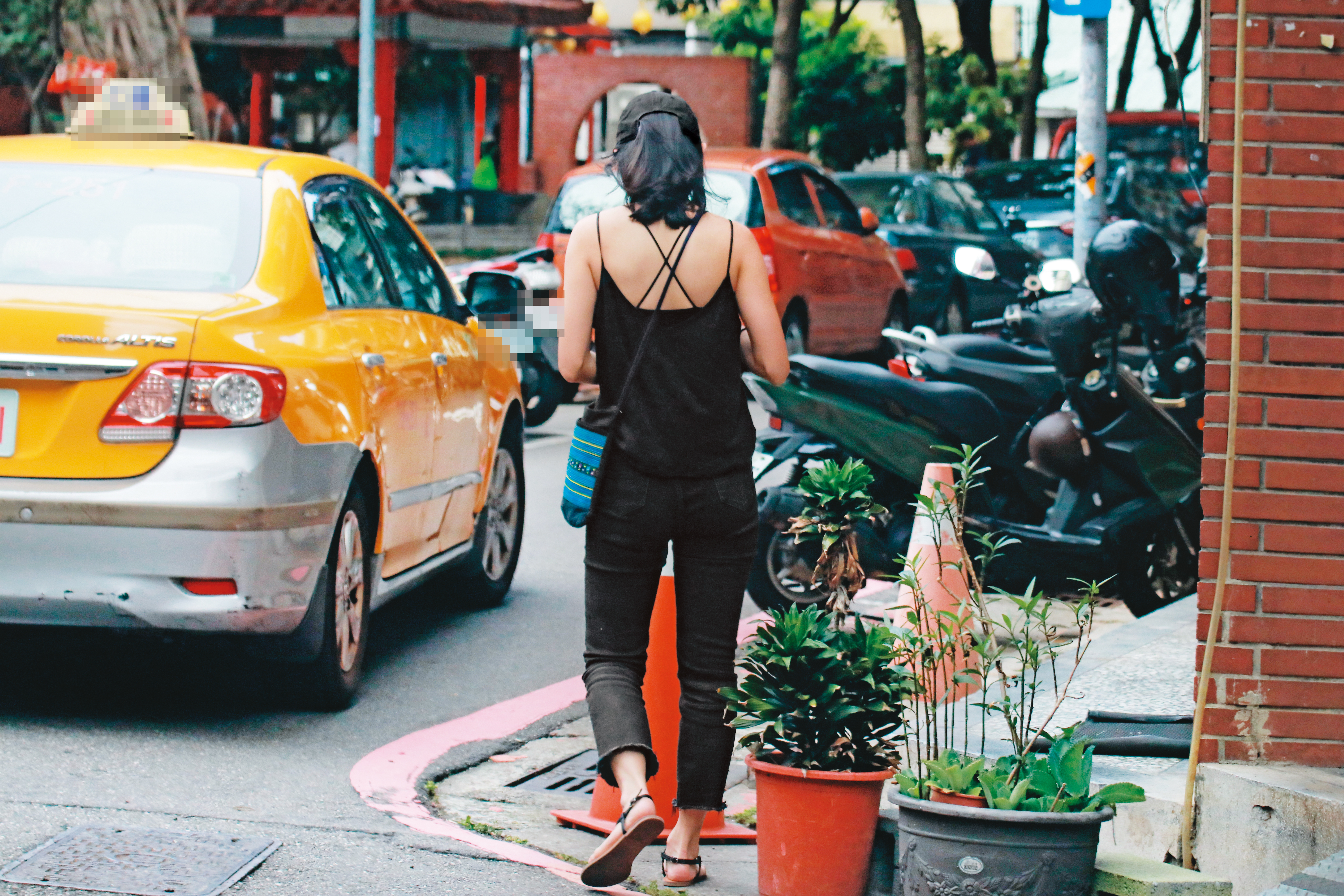 8月2日15:00，小農女（圖）在吳怡農住處待了10小時，離開時穿著深色細肩帶小可愛、頭戴鴨舌帽，與進入時相同。