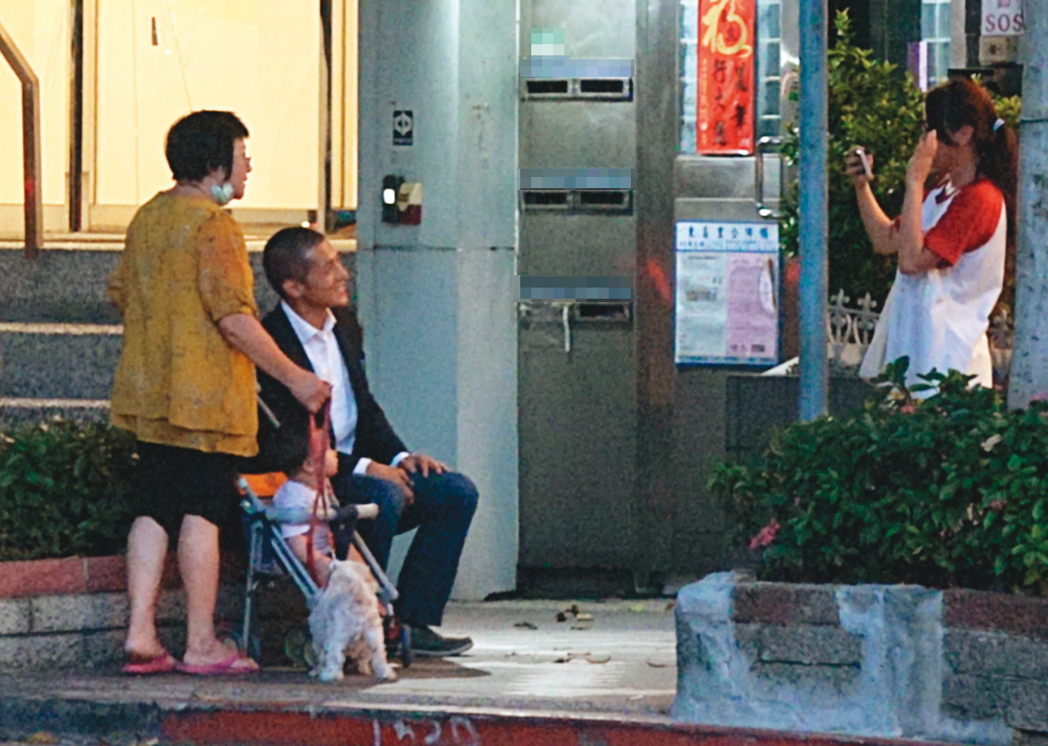 7月14日18:51，吳怡農（左2）擁有廣大粉絲，在辦公室樓下常遇到熱情支持者上前要求合照，他也大方入鏡。