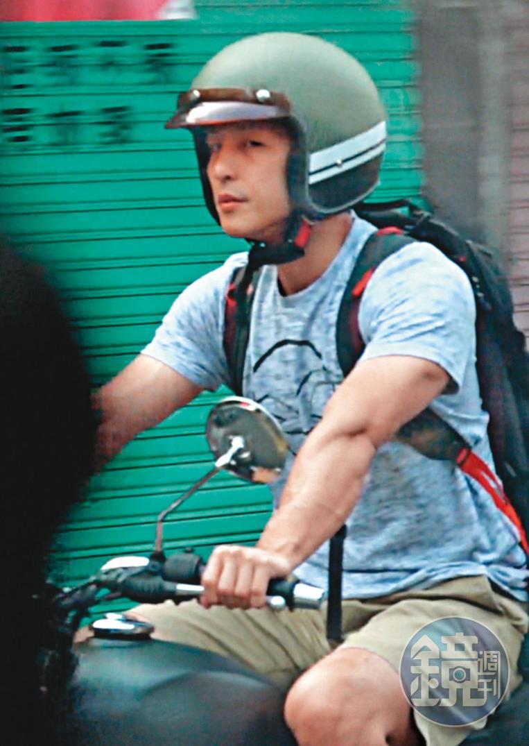 7月19日16:39,一直宣稱自己單身的吳怡農,出入公開場合相當謹慎,即使騎著帥氣野狼機車,眼光仍不時緊盯本刊記者車輛。