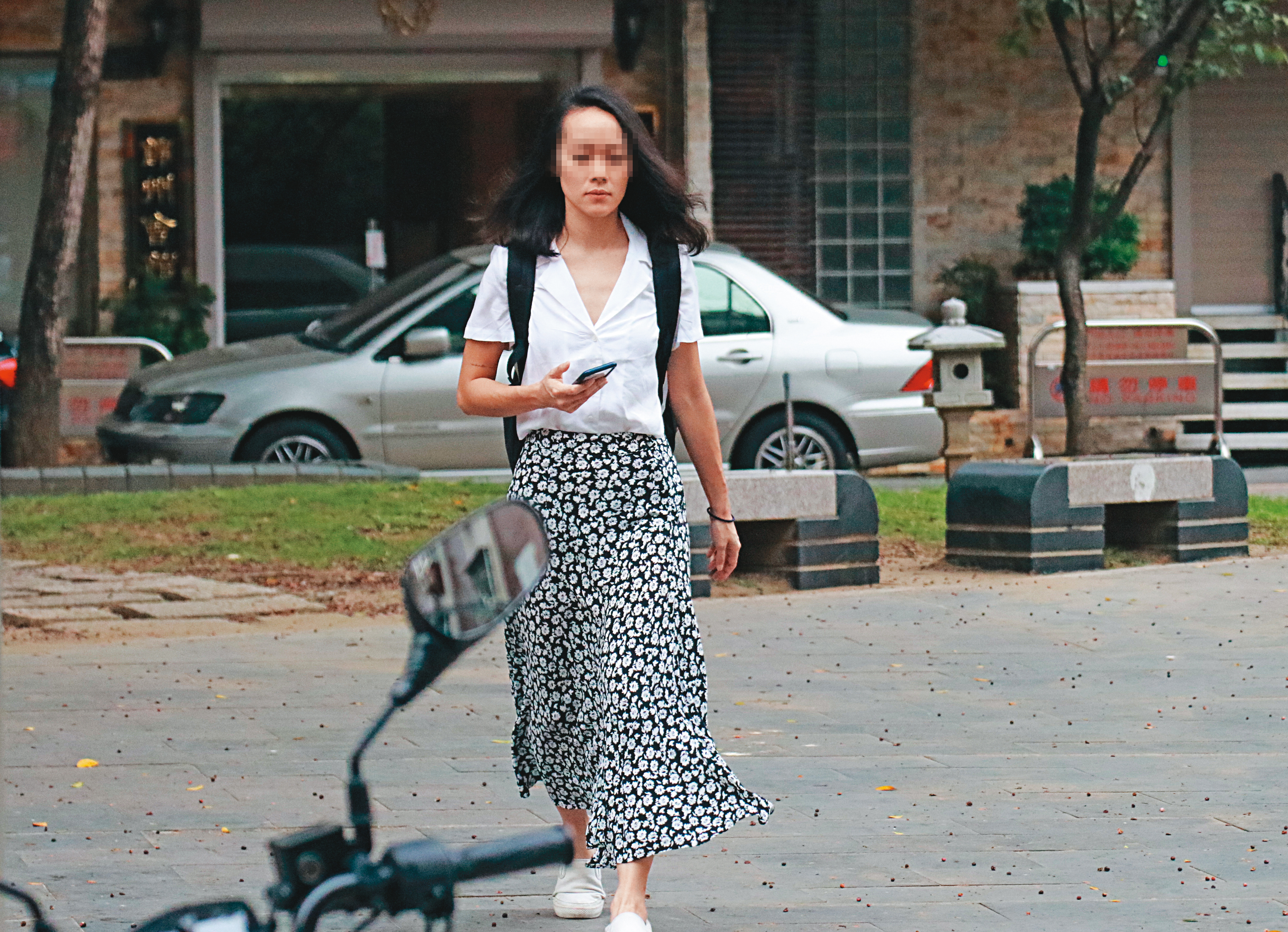 8月10日9:32，王姓小農女（圖）是朋友口中的氣質正妹，與吳怡農差了11歲，去年9月起加入吳競選團隊協助他打選戰。