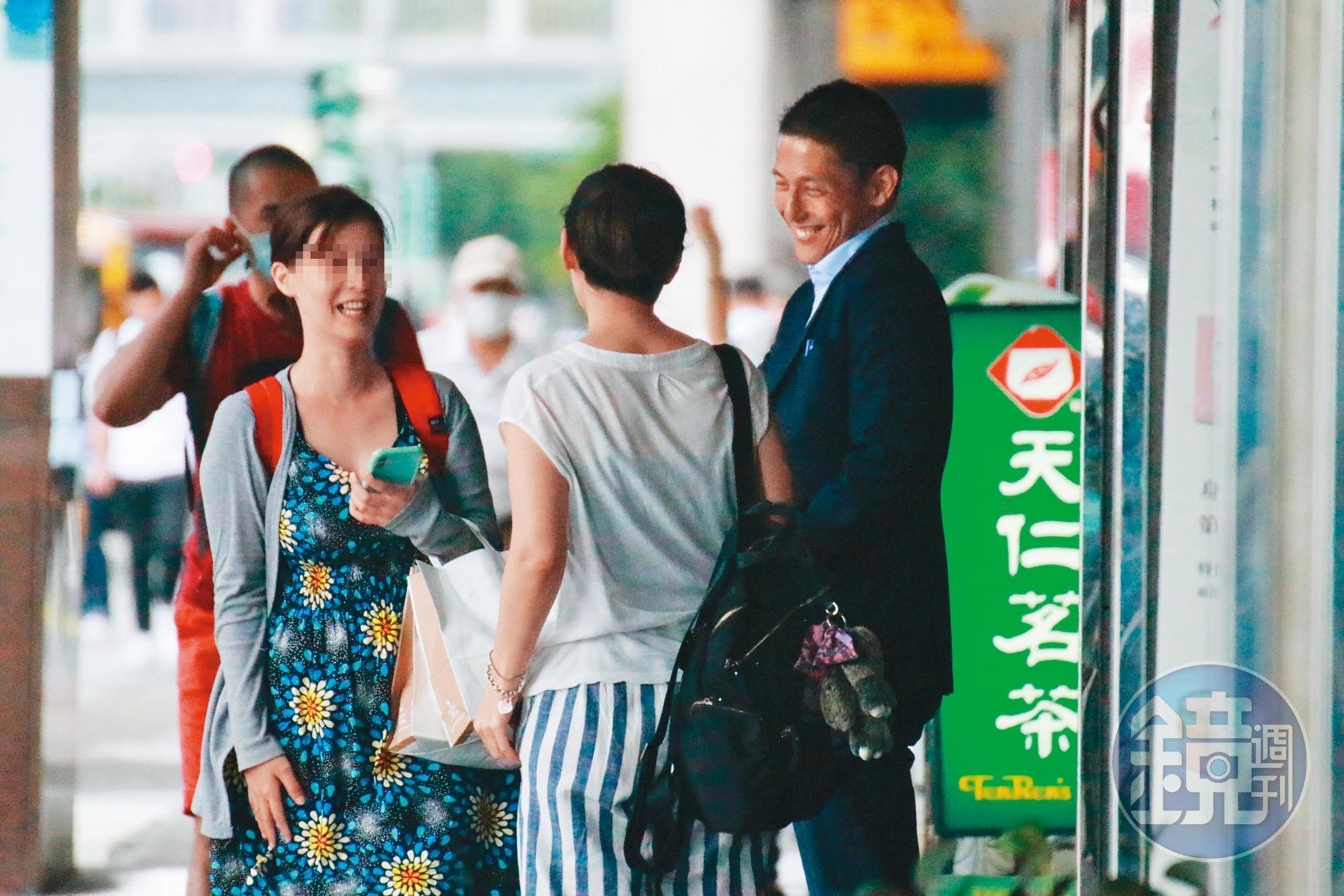 吳怡農(右1)過去一直是黃金單身漢形象,異性緣極佳。