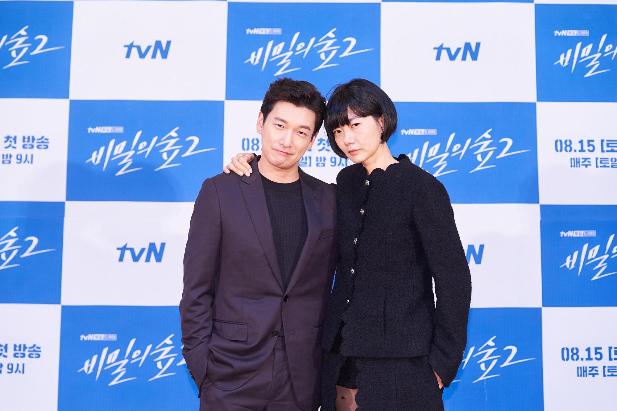曹承佑與裴斗娜感謝粉絲喜愛，放話《秘密森林》要拍到第5季。（Netflix提供）