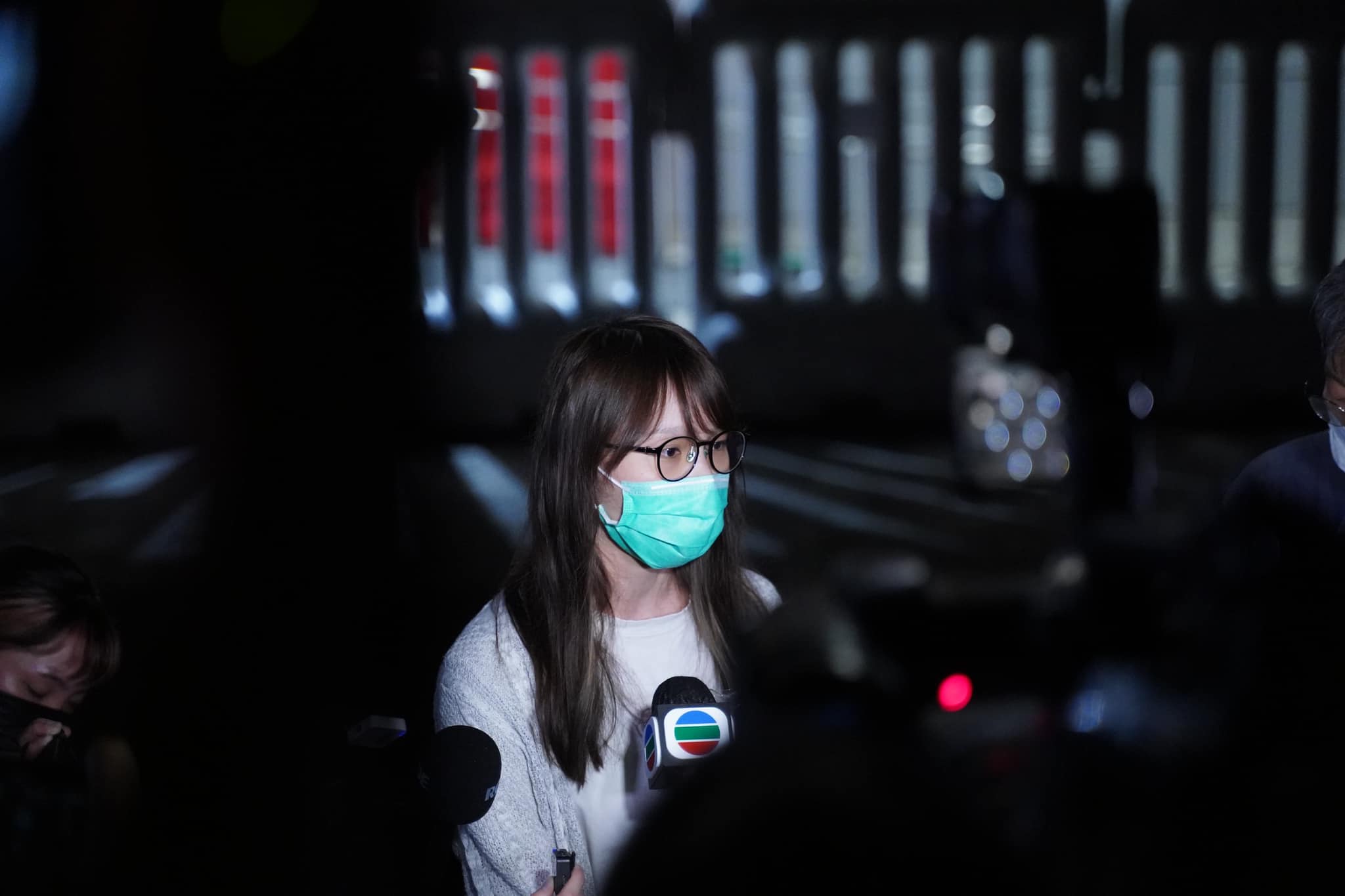 周庭昨（11）日晚間獲准保釋，離開警署時接受媒體訪問。（翻攝自Agnes Chow Ting臉書）