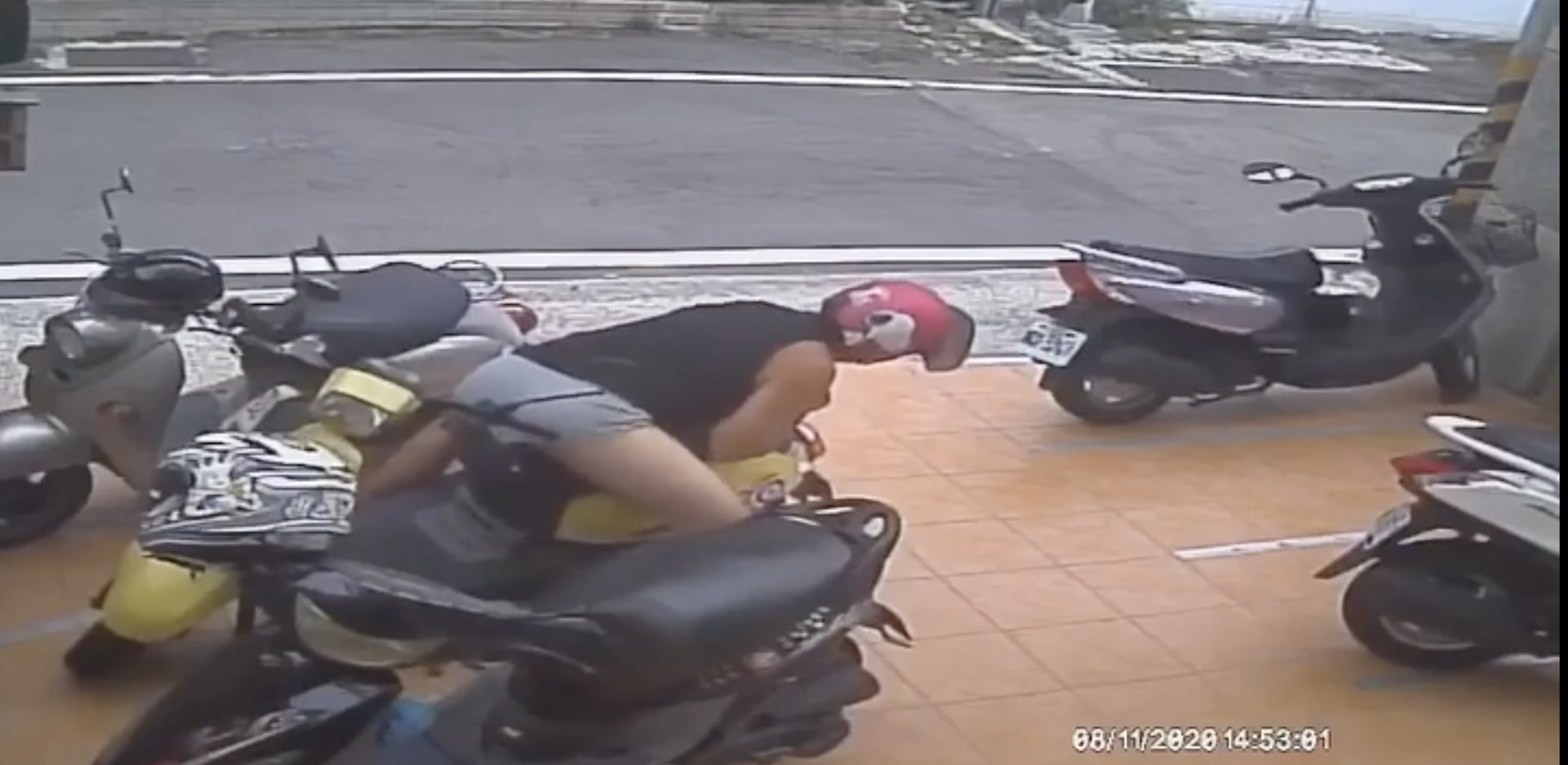 男子當街脫褲用下體磨蹭機車,還戴上女車主的安全帽。(翻攝自「我是頭份人」臉書社團)