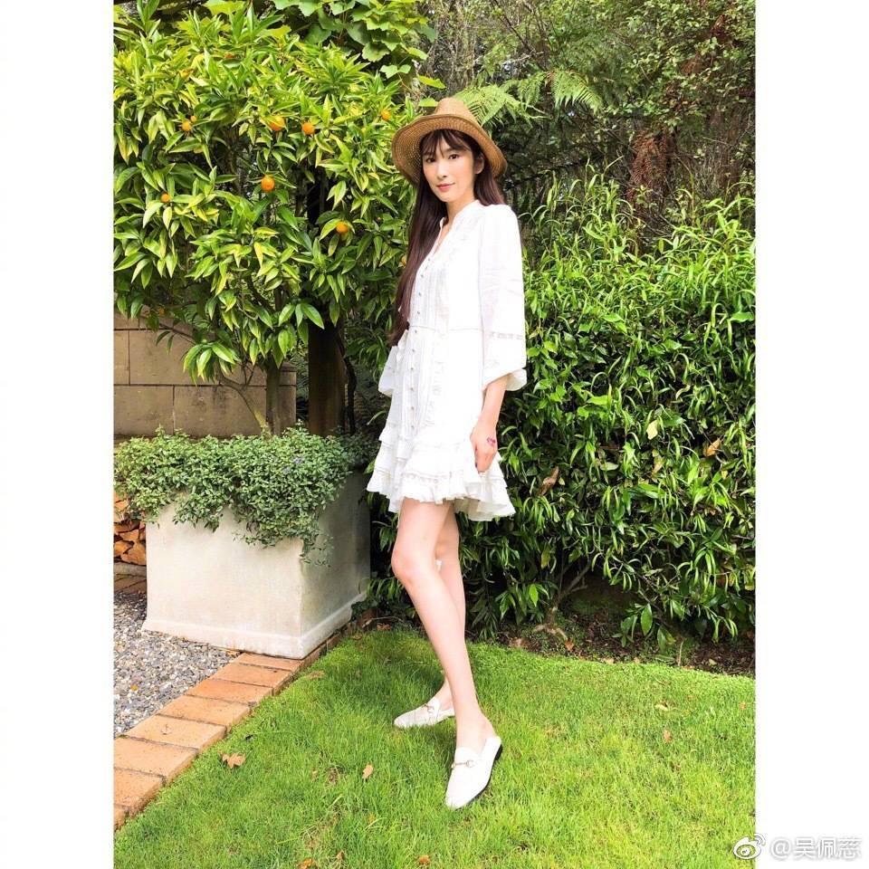 為紀曉波生下4名子女的吳佩慈,不時在網上炫富。(翻攝自吳佩慈微博)