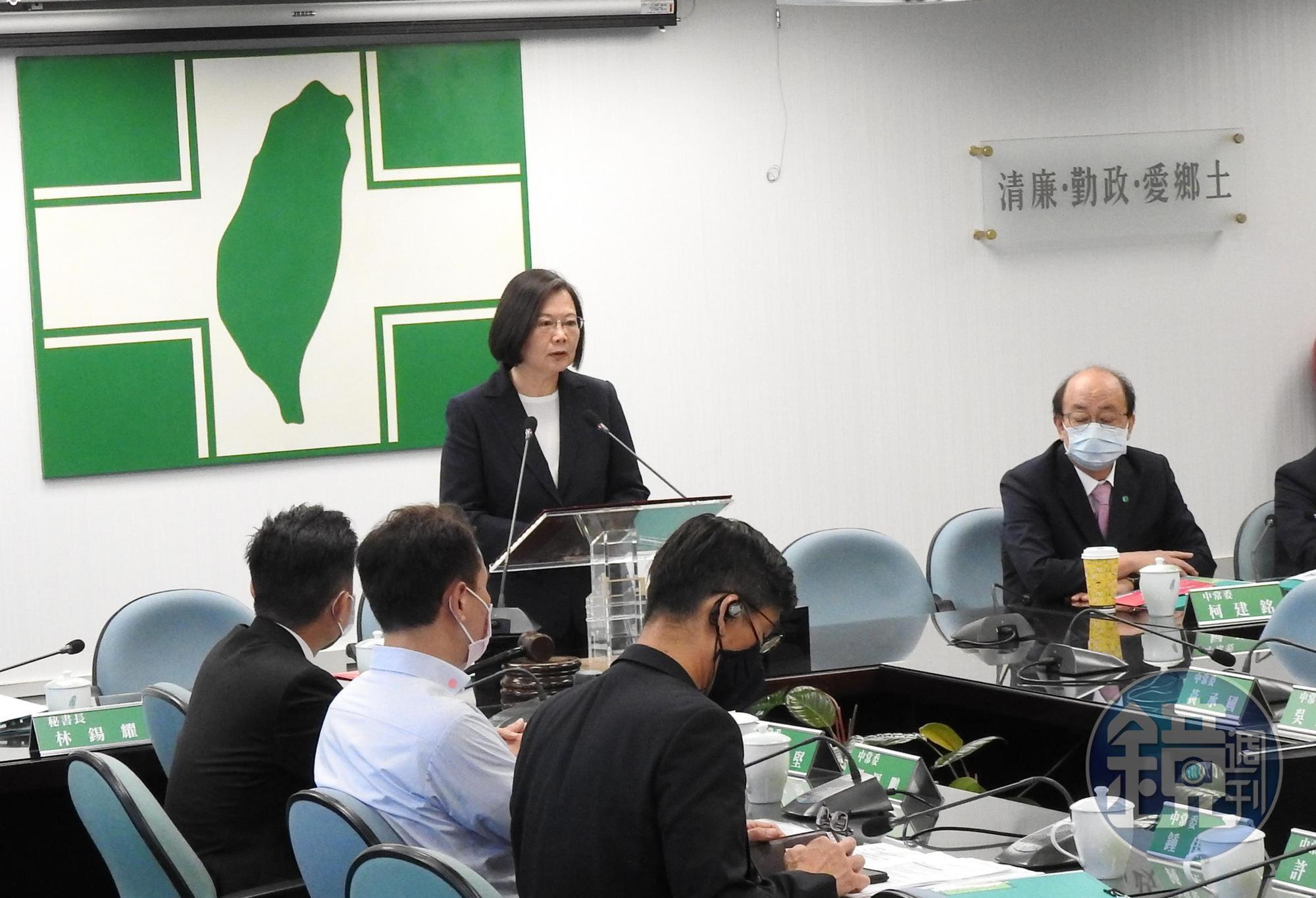 總統蔡英文今在民進黨中常會前針對香港情勢發表談話。