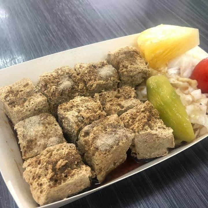 有臭豆腐店老闆表示,自己遇到客人說要「2個50」,他炸完臭豆腐後才知道客人是要換錢。(翻攝自「爆怨公社」臉書)