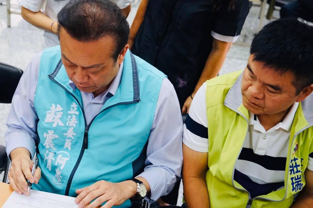為了禮讓蘇震清（左）參選，原本計畫投入選戰的莊瑞雄（右）改列入不分區。（翻攝自蘇震清臉書）